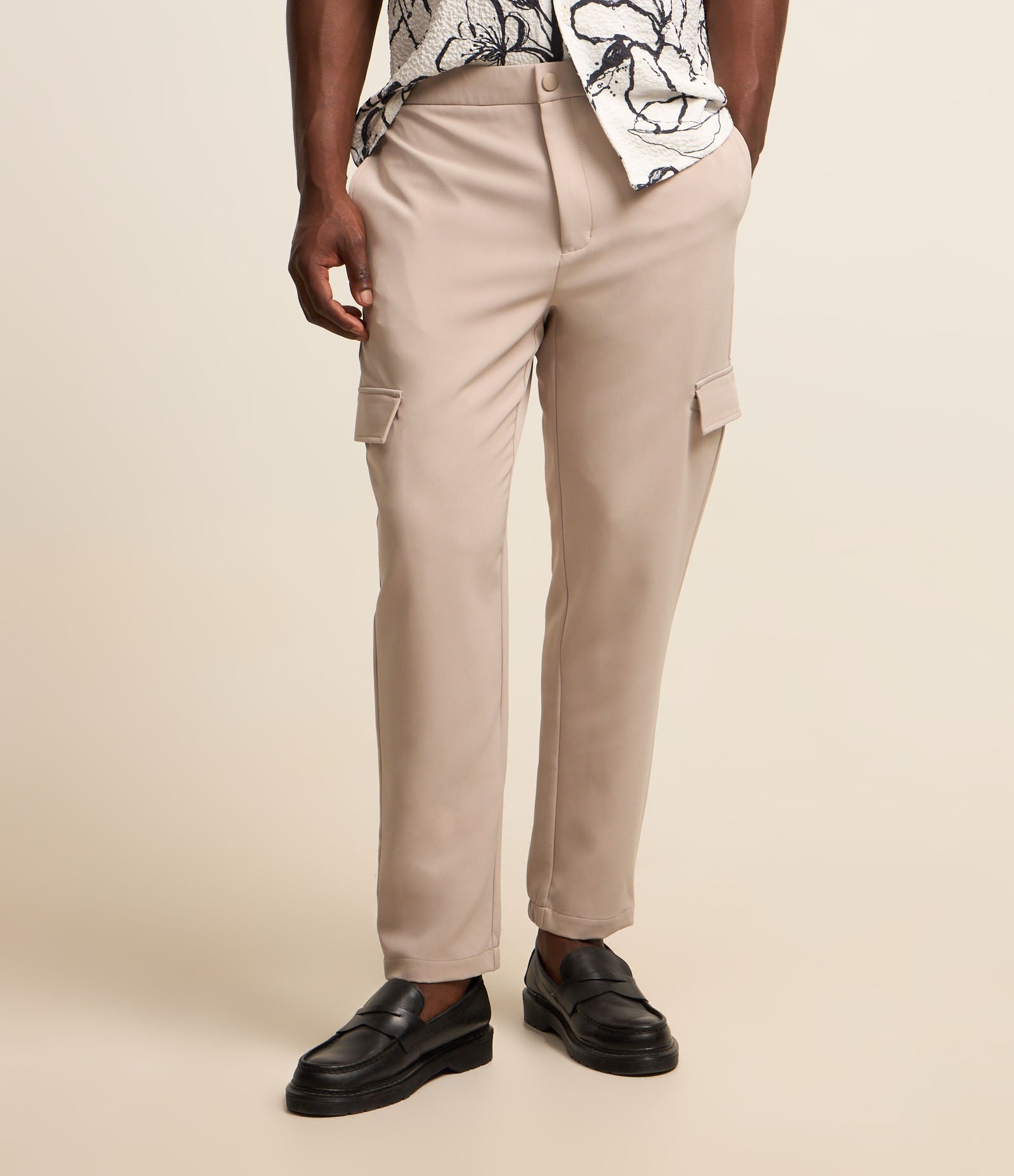 Calça em Sarja Cargo Easy Care com Detalhe Lateral Bege 3