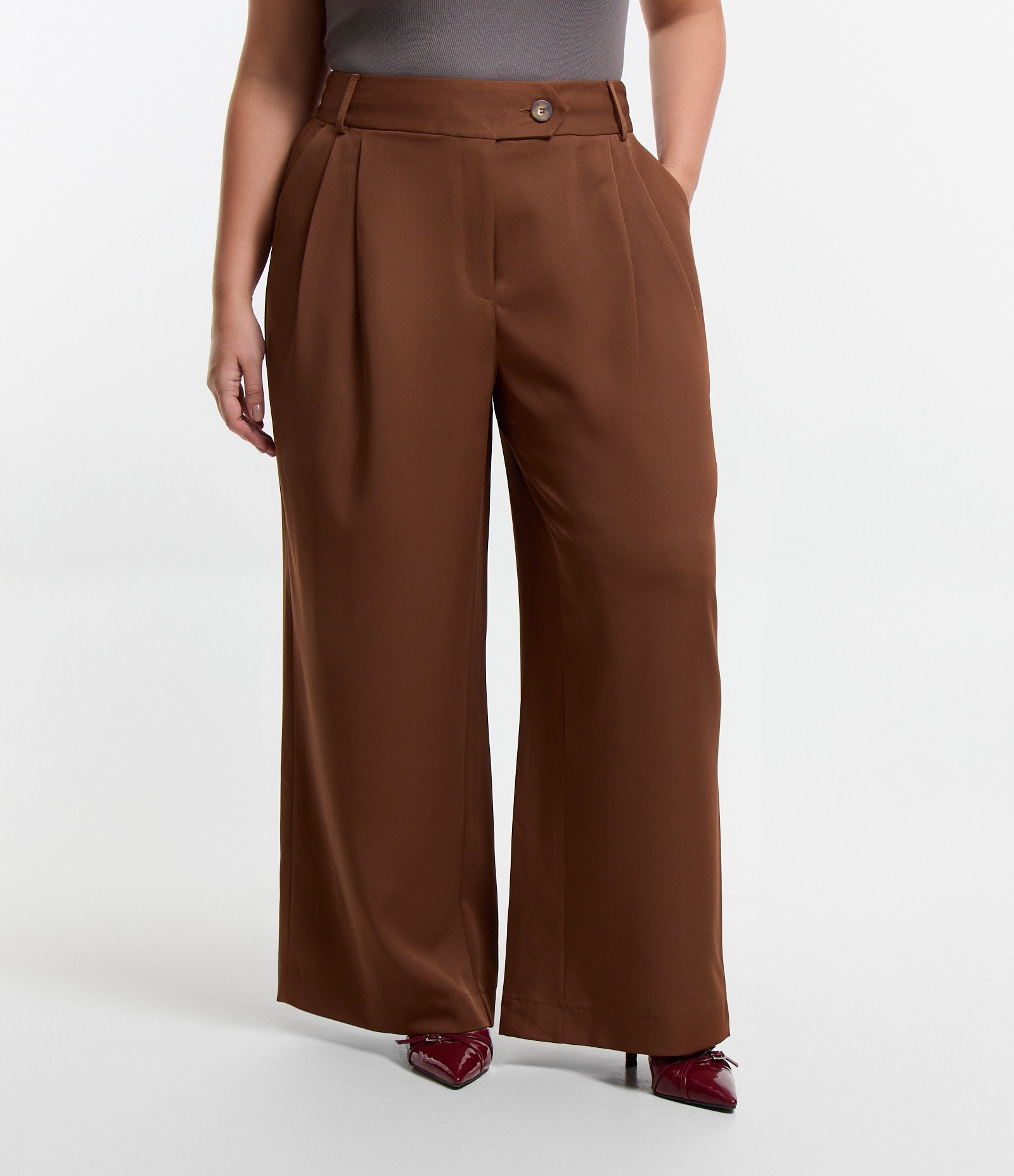 Calça Pantalona Alfaiataria com Botão no Cós Curve & Plus Size Marrom 2