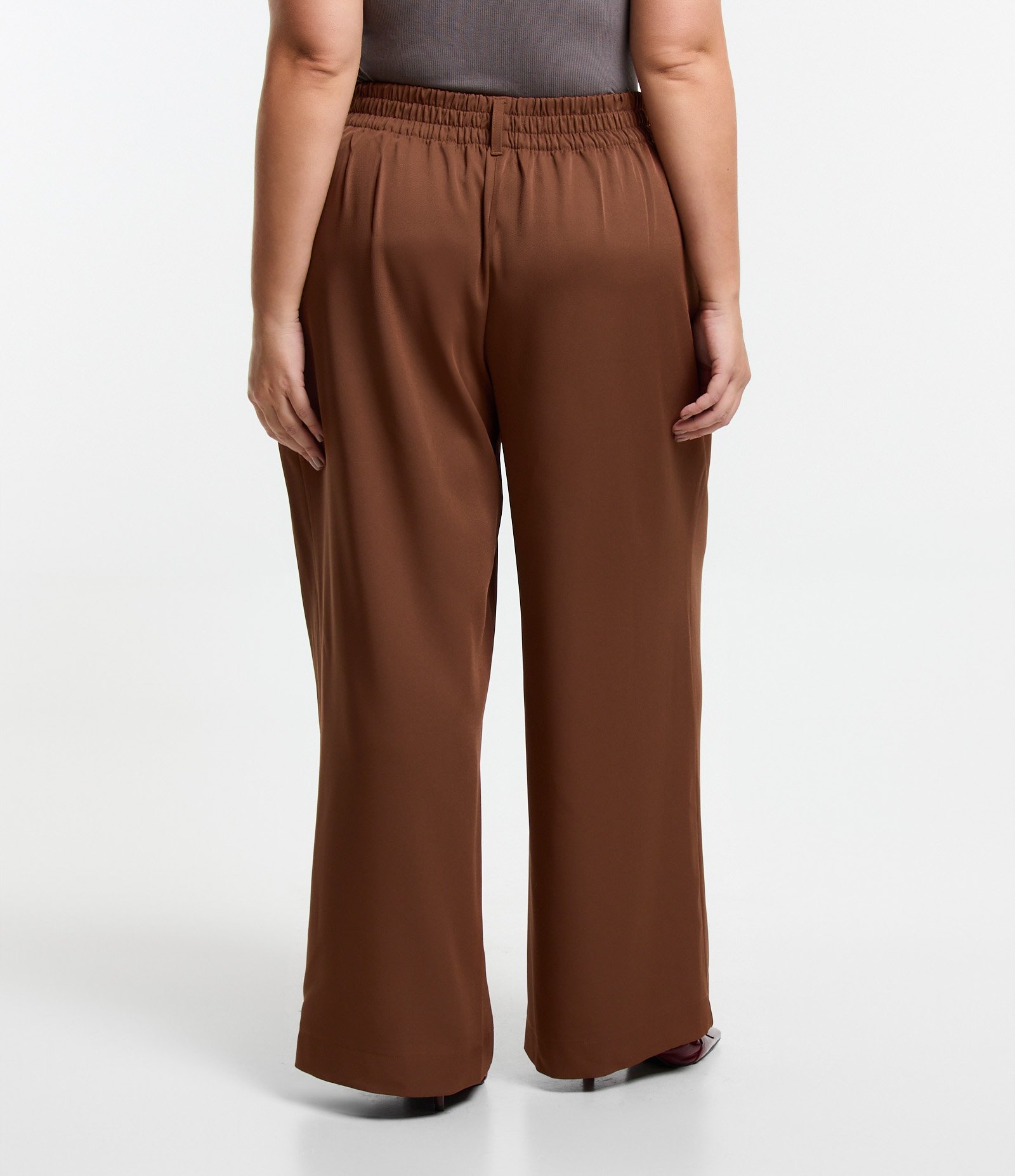 Calça Pantalona Alfaiataria com Botão no Cós Curve & Plus Size Marrom 3