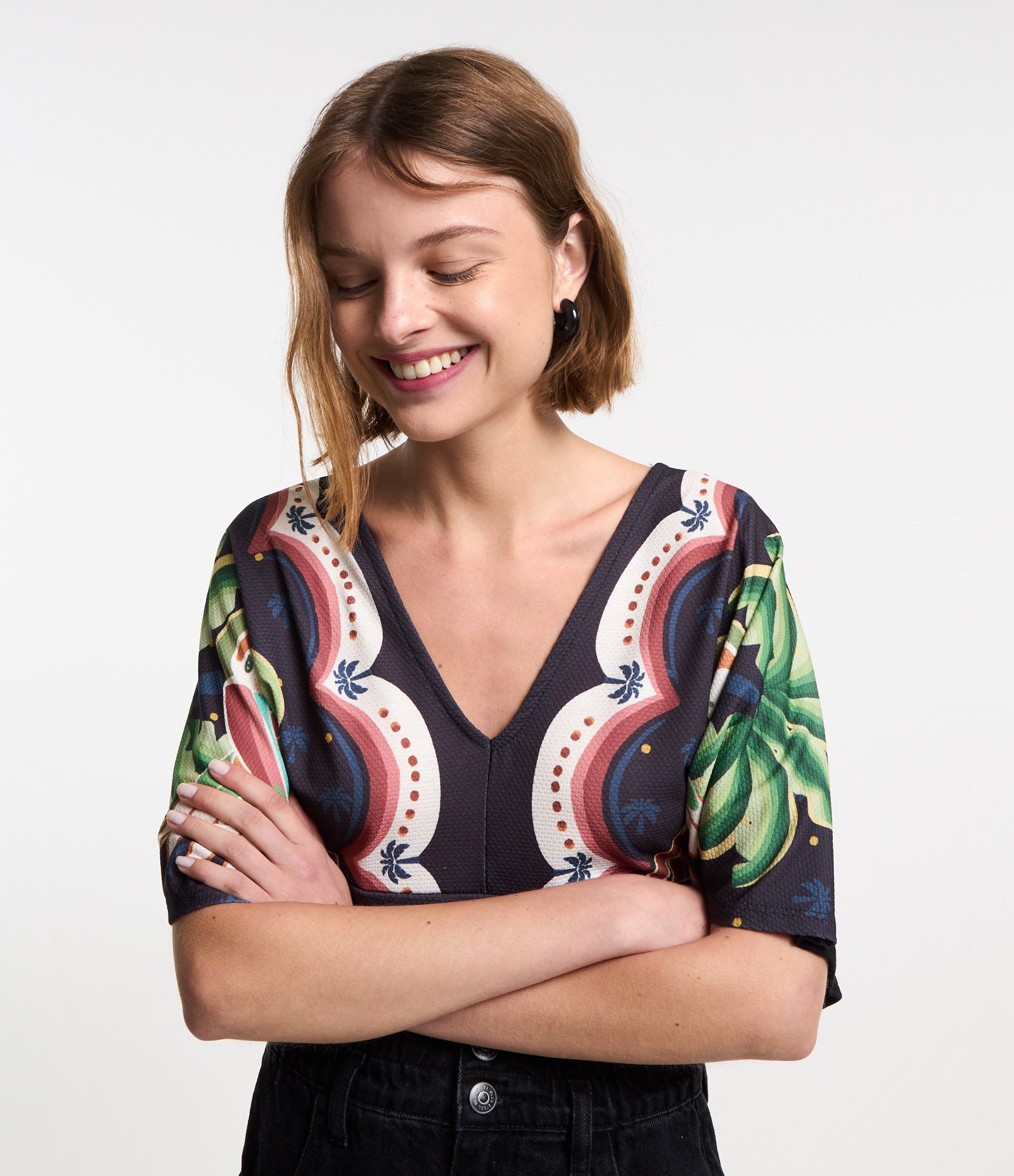 Blusa Cropped Texturizada com Estampa Tucanos Preto 1