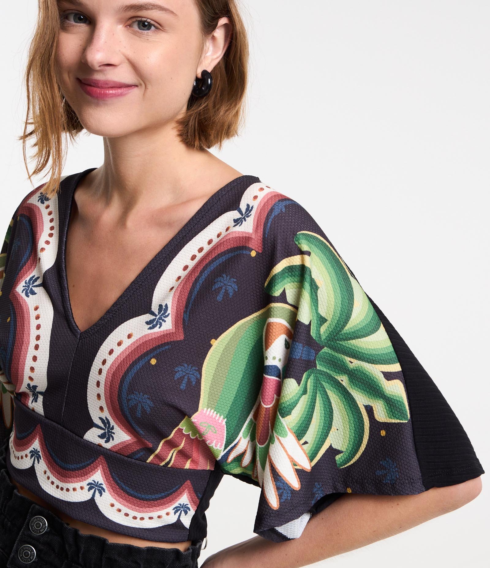 Blusa Cropped Texturizada com Estampa Tucanos Preto 3