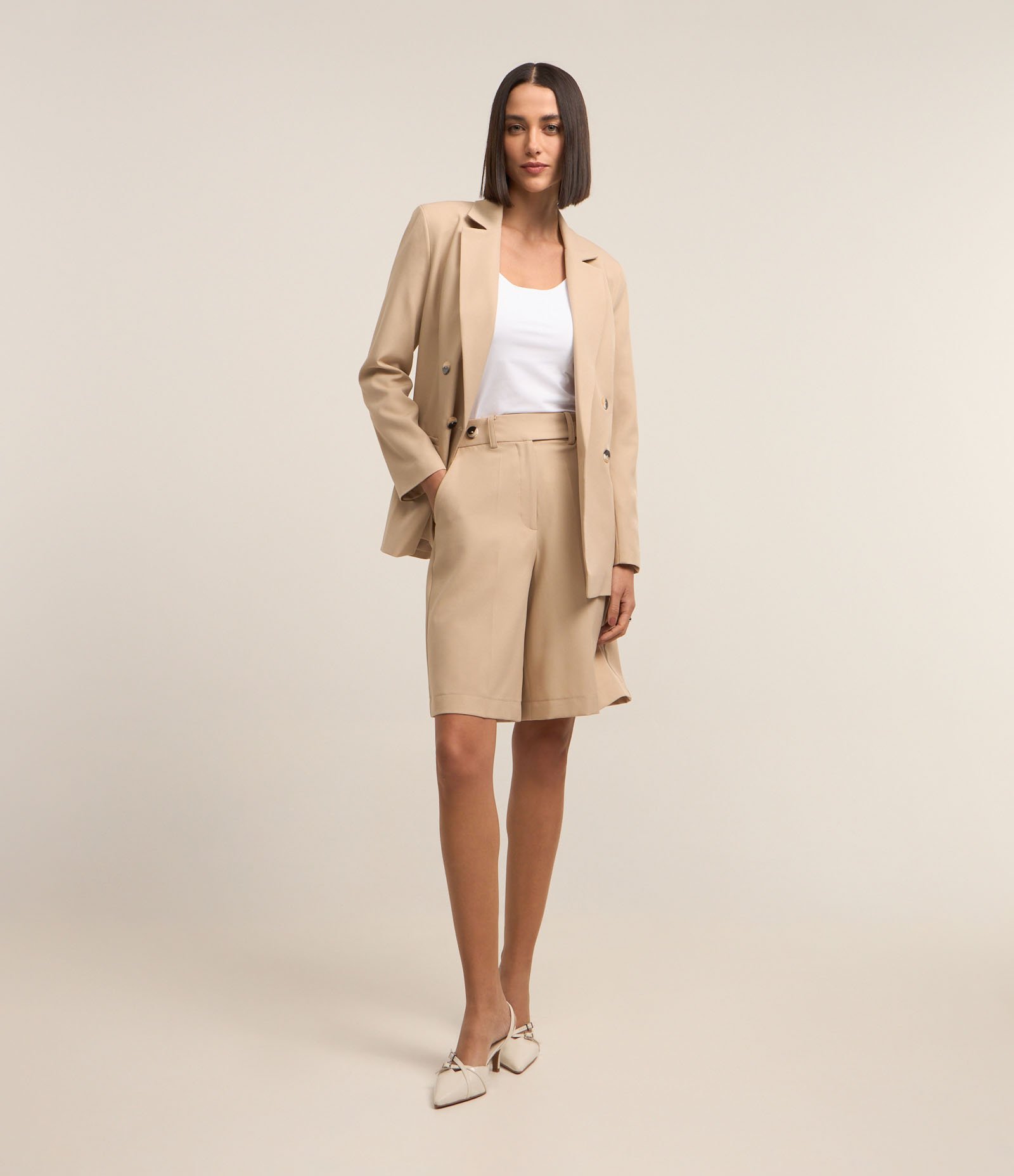 Bermuda Reta Alfaiatada com Botões nas Laterais Bege 3