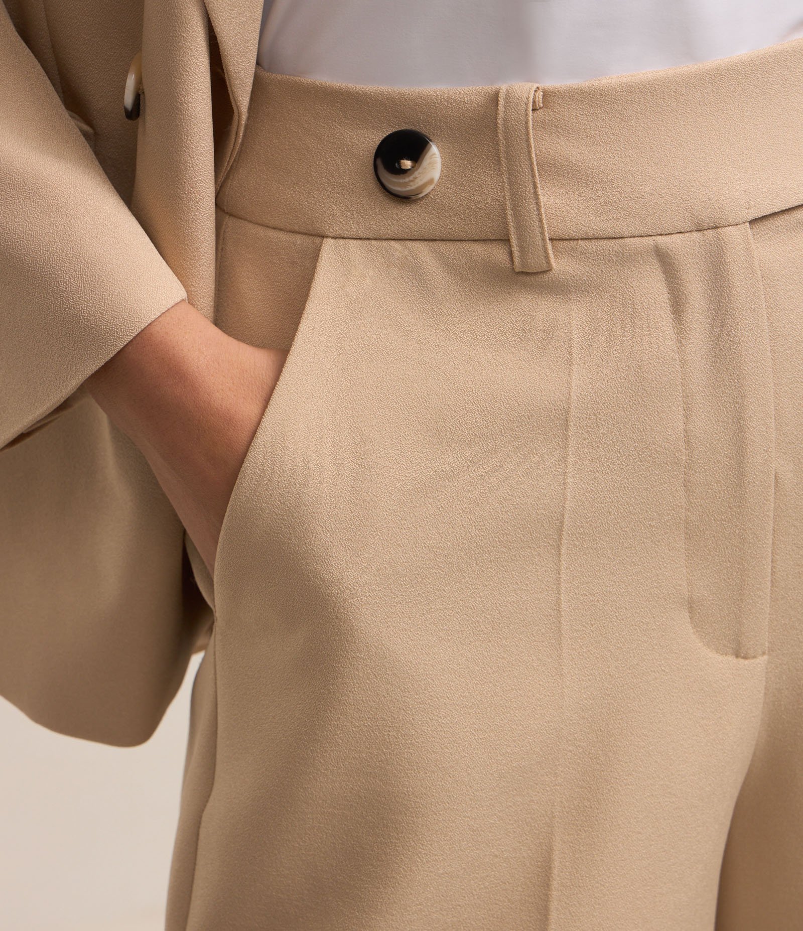 Bermuda Reta Alfaiatada com Botões nas Laterais Bege 4