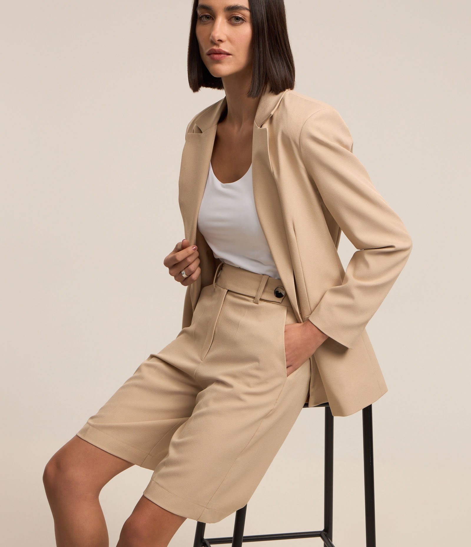 Bermuda Reta Alfaiatada com Botões nas Laterais Bege 5