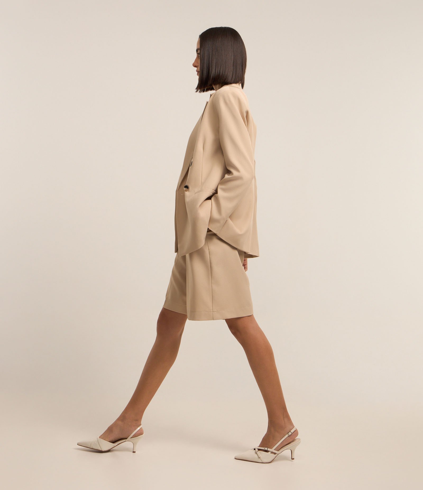 Bermuda Reta Alfaiatada com Botões nas Laterais Bege 6