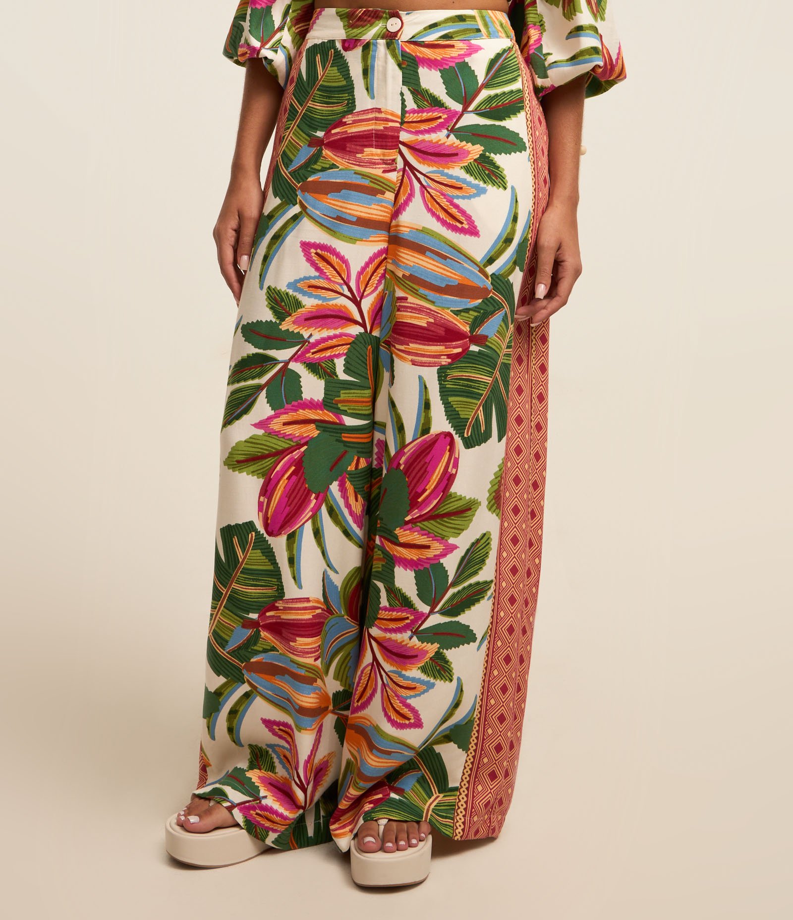 Calça Pantalona em Viscose com Estampa Tropical e Recorte Étnico Multicores 3