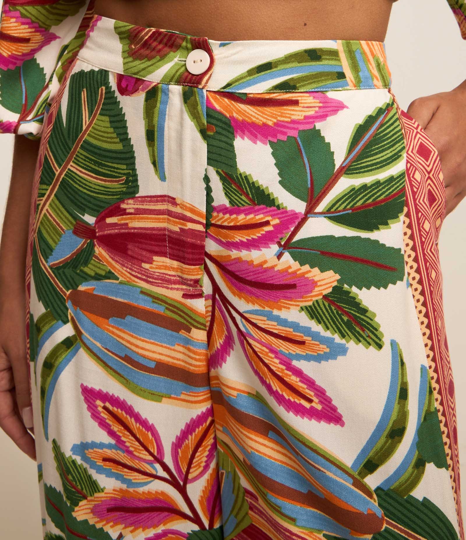 Calça Pantalona em Viscose com Estampa Tropical e Recorte Étnico Multicores 4