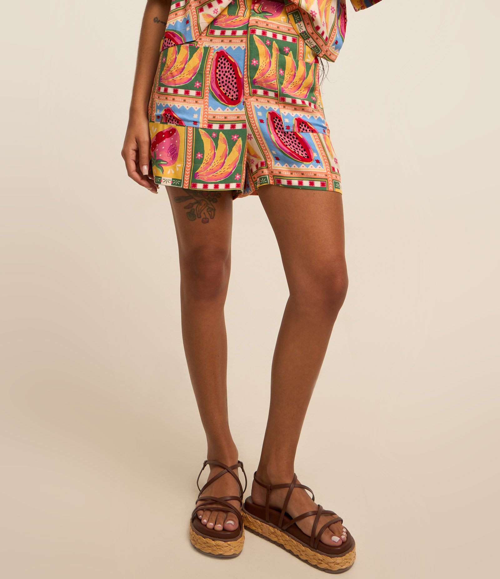 Short Curto em Viscose com Estampa de Frutinhas Multicores 3