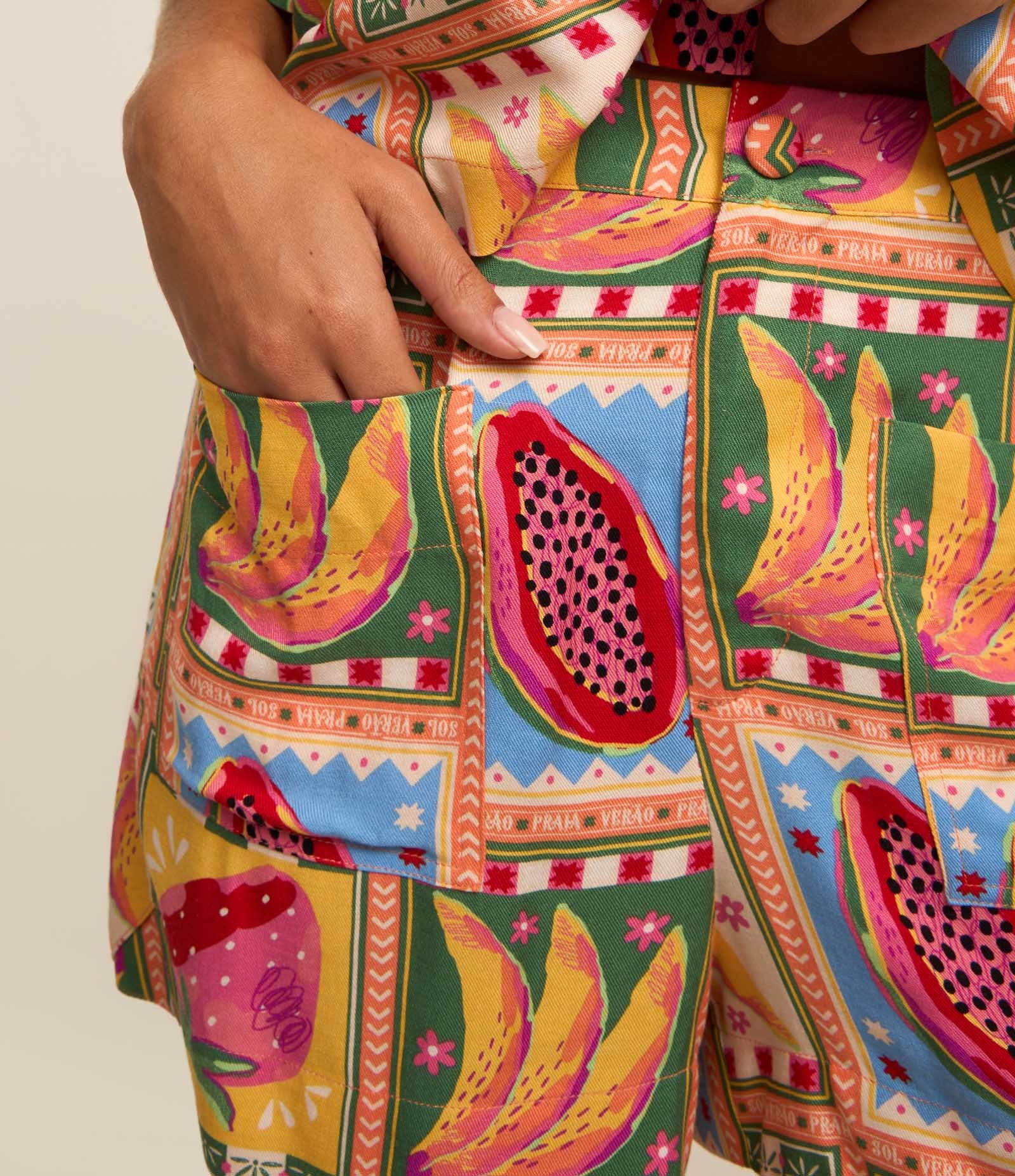 Short Curto em Viscose com Estampa de Frutinhas Multicores 4