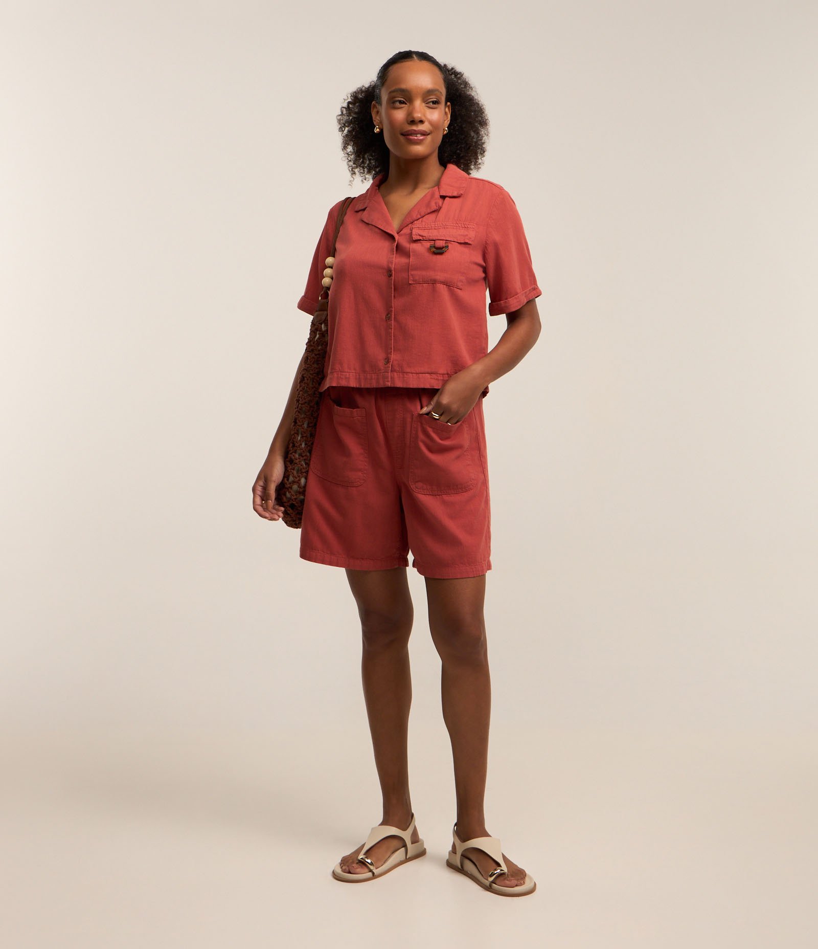 Short Baggy Cintura Média em Sarja com Cinto Afivelado Vermelho 1