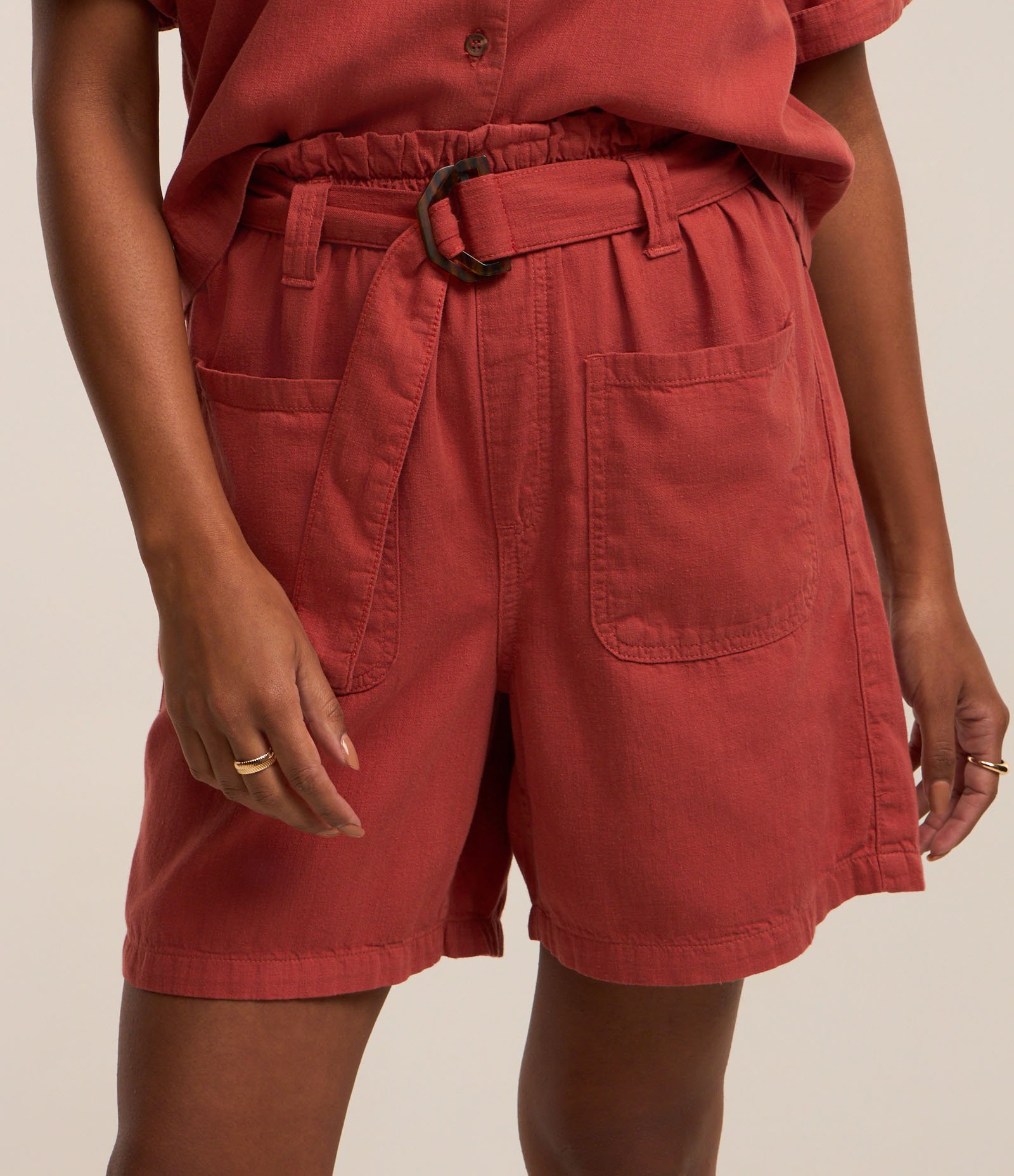 Short Baggy Cintura Média em Sarja com Cinto Afivelado Vermelho 3