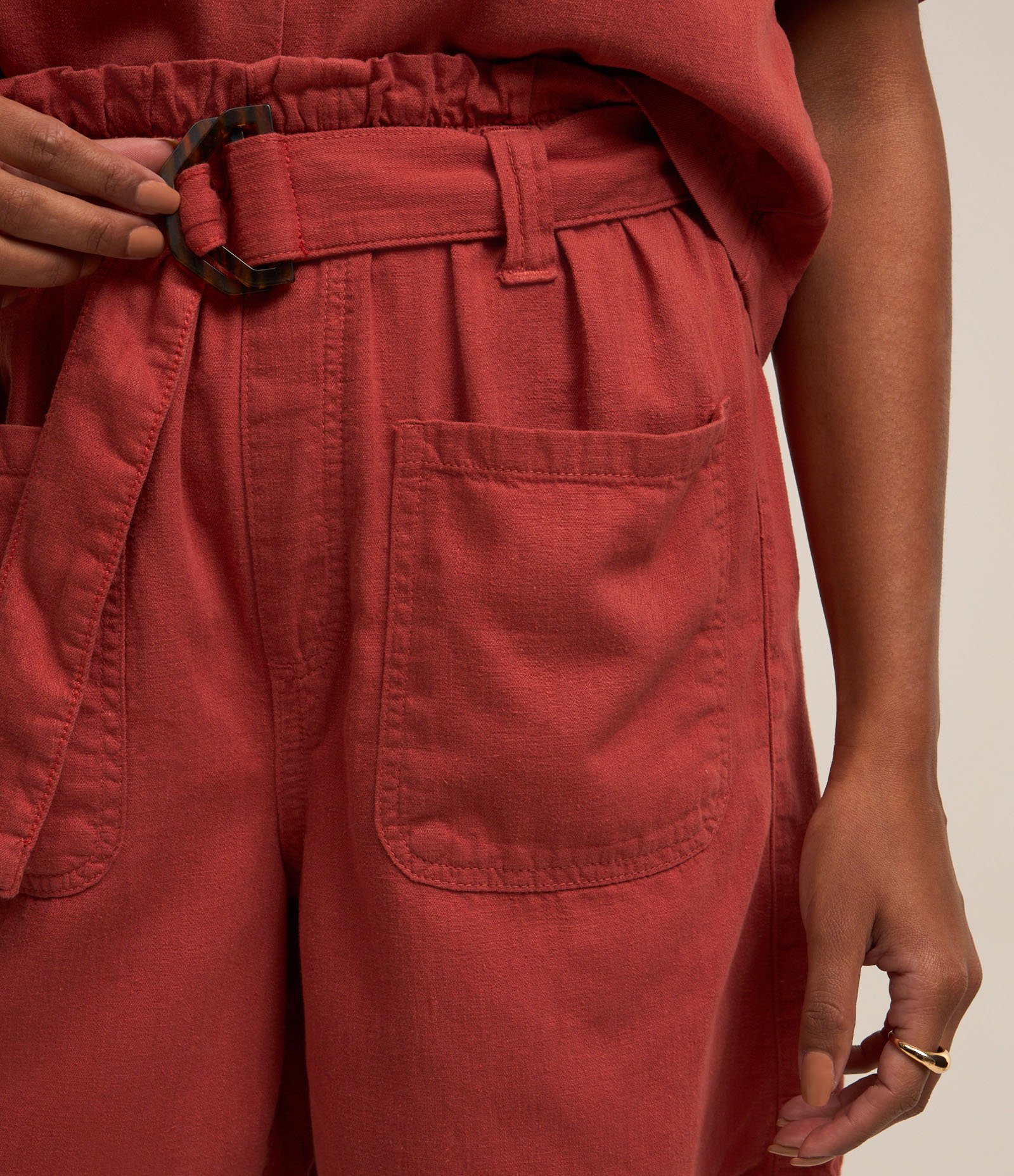 Short Baggy Cintura Média em Sarja com Cinto Afivelado Vermelho 4