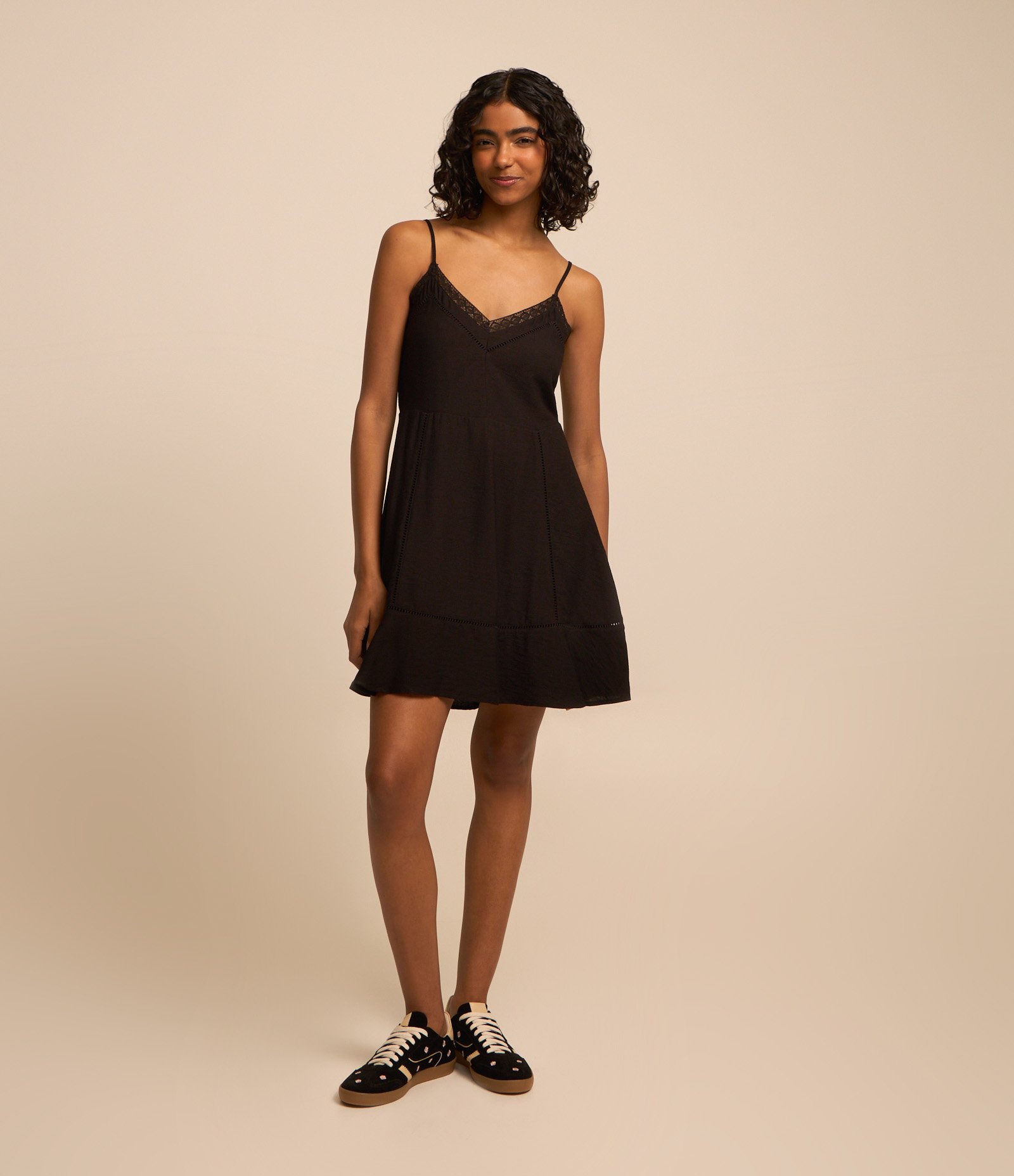 Vestido Curto em Viscose com Detalhe no Busto Preto 1