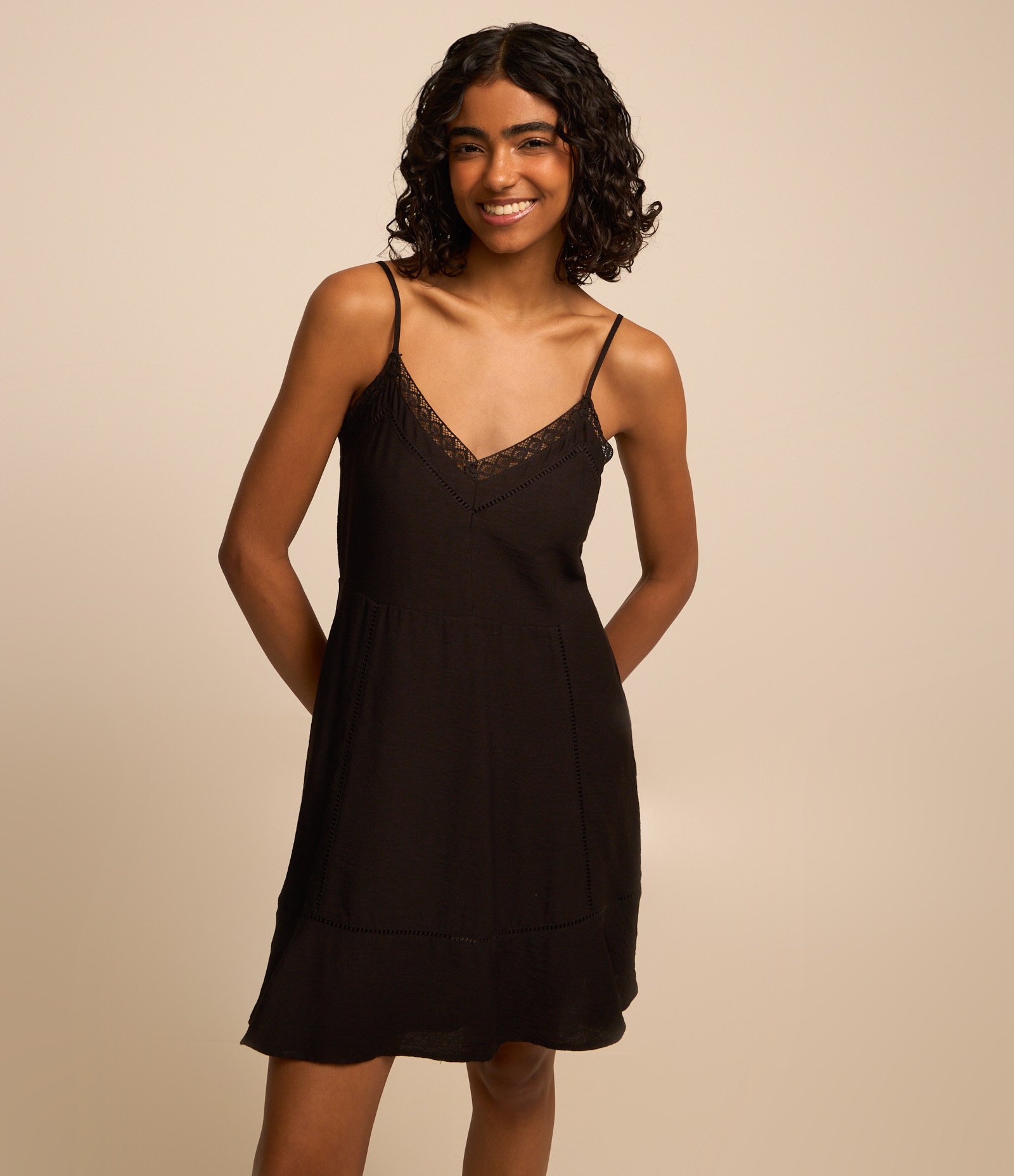 Vestido Curto em Viscose com Detalhe no Busto Preto 2