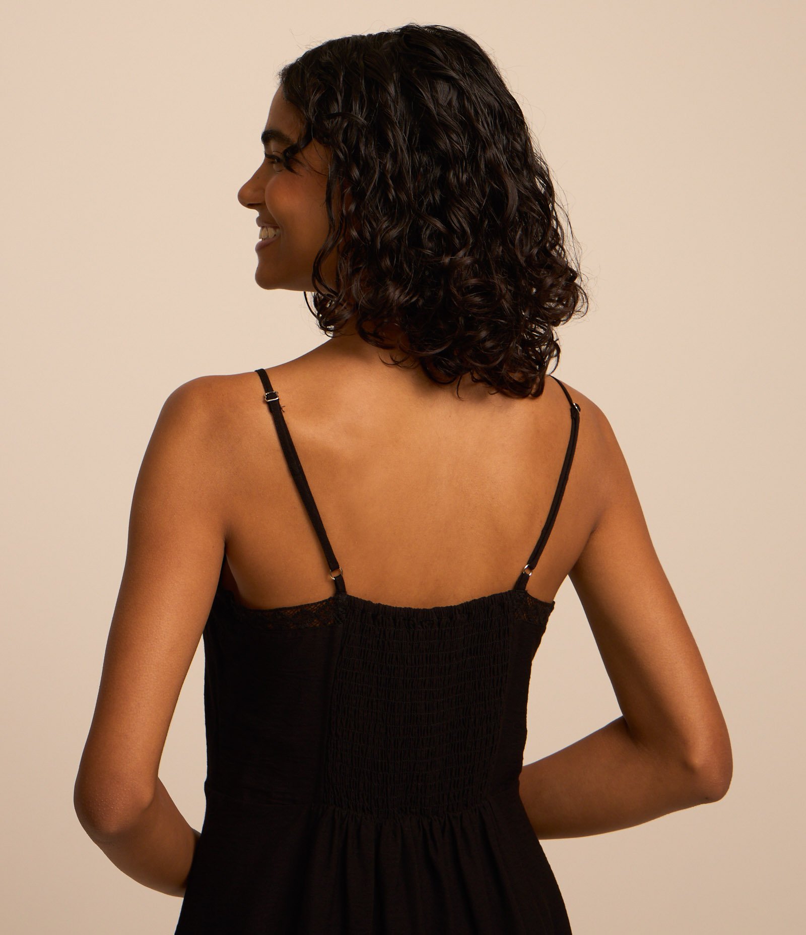 Vestido Curto em Viscose com Detalhe no Busto Preto 3