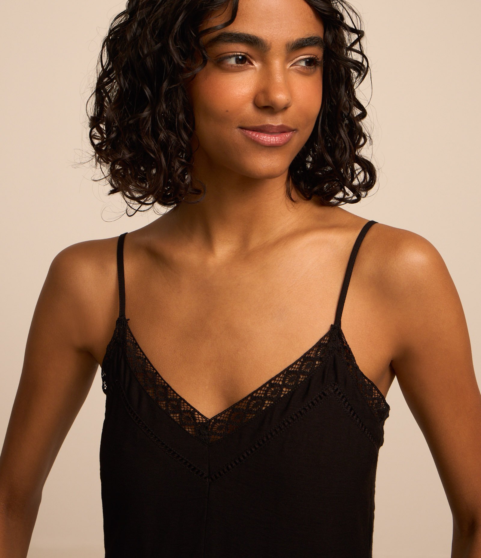 Vestido Curto em Viscose com Detalhe no Busto Preto 4