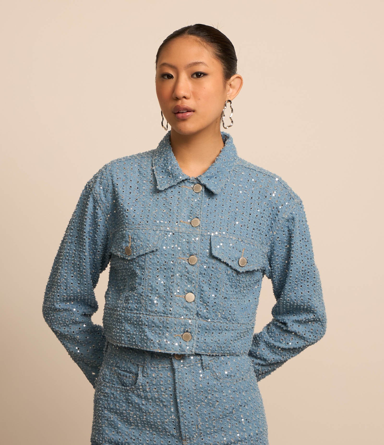 Jaqueta Cropped em Jeans com Paetês Azul 1