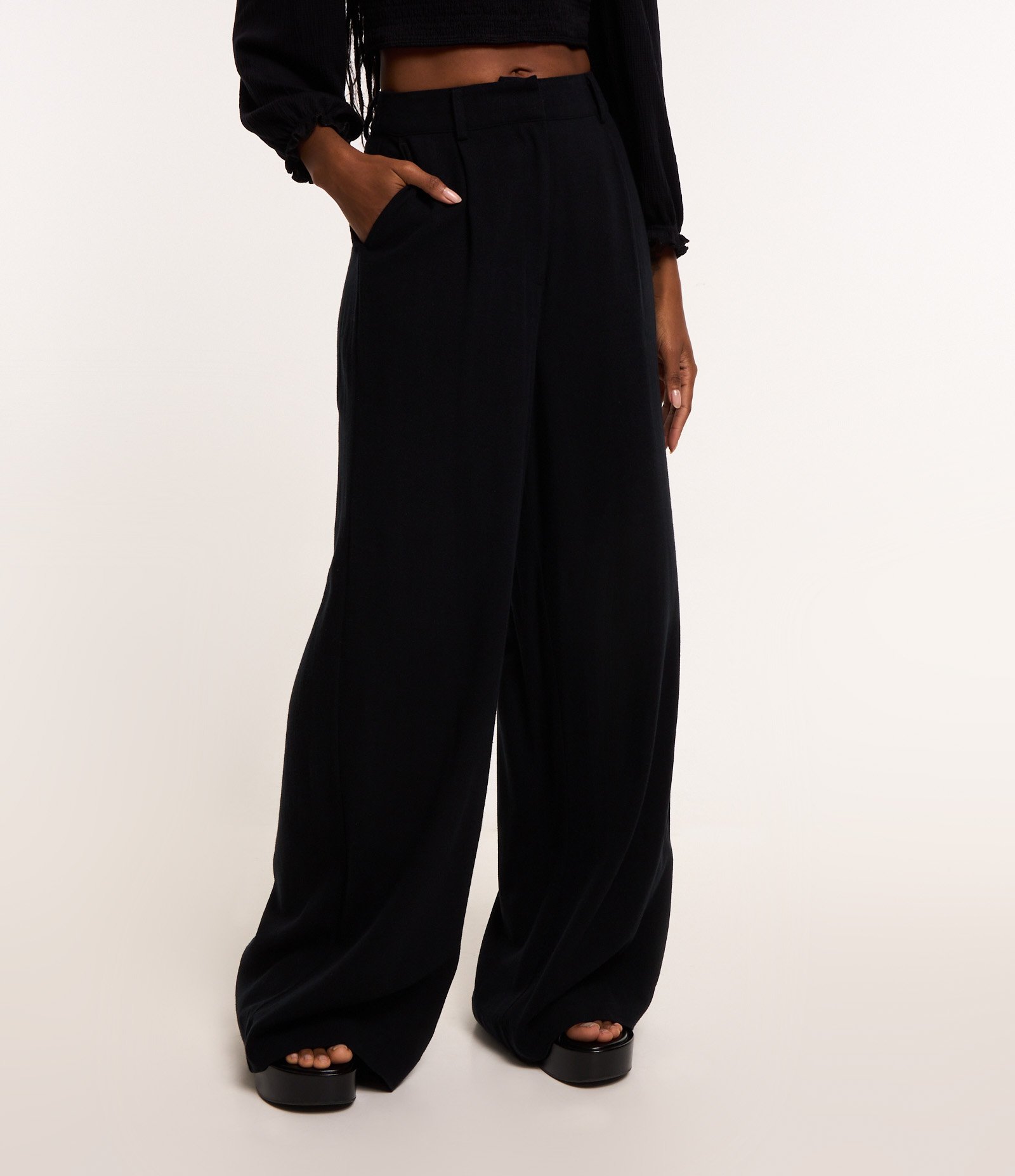 Calça Reta em Alfaiataria com Bolsos Preto 2