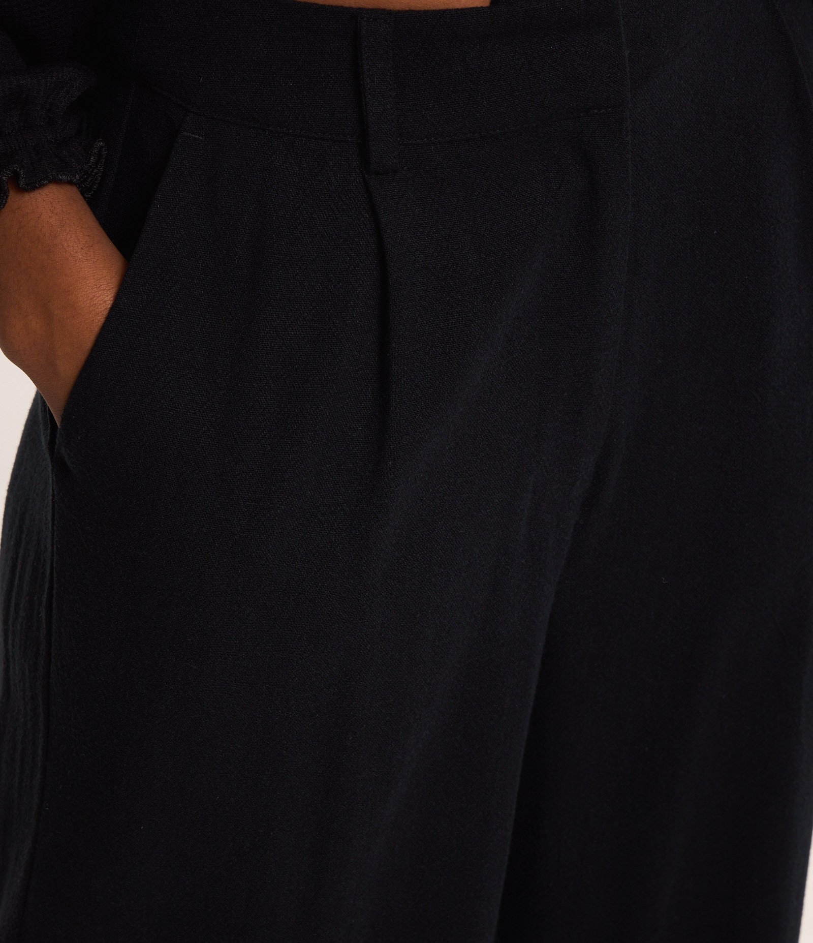 Calça Reta em Alfaiataria com Bolsos Preto 3