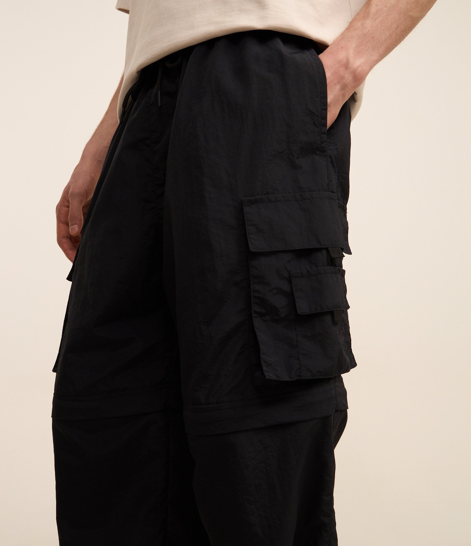 Calça Paper Touch Vira Bermuda com Puxador na Barra Preto 6