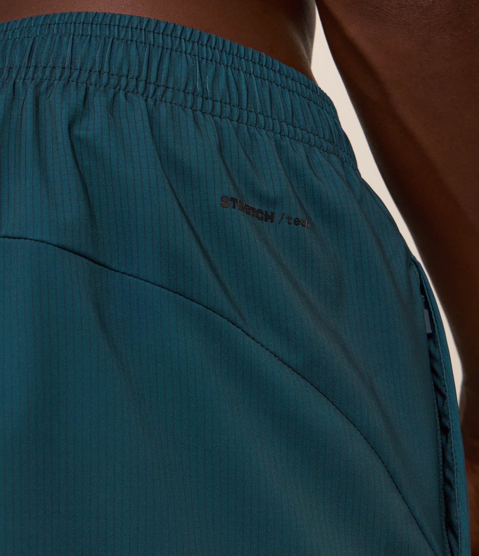 Bermuda Esportiva com Xadrez e Degrade na Barra Verde 4