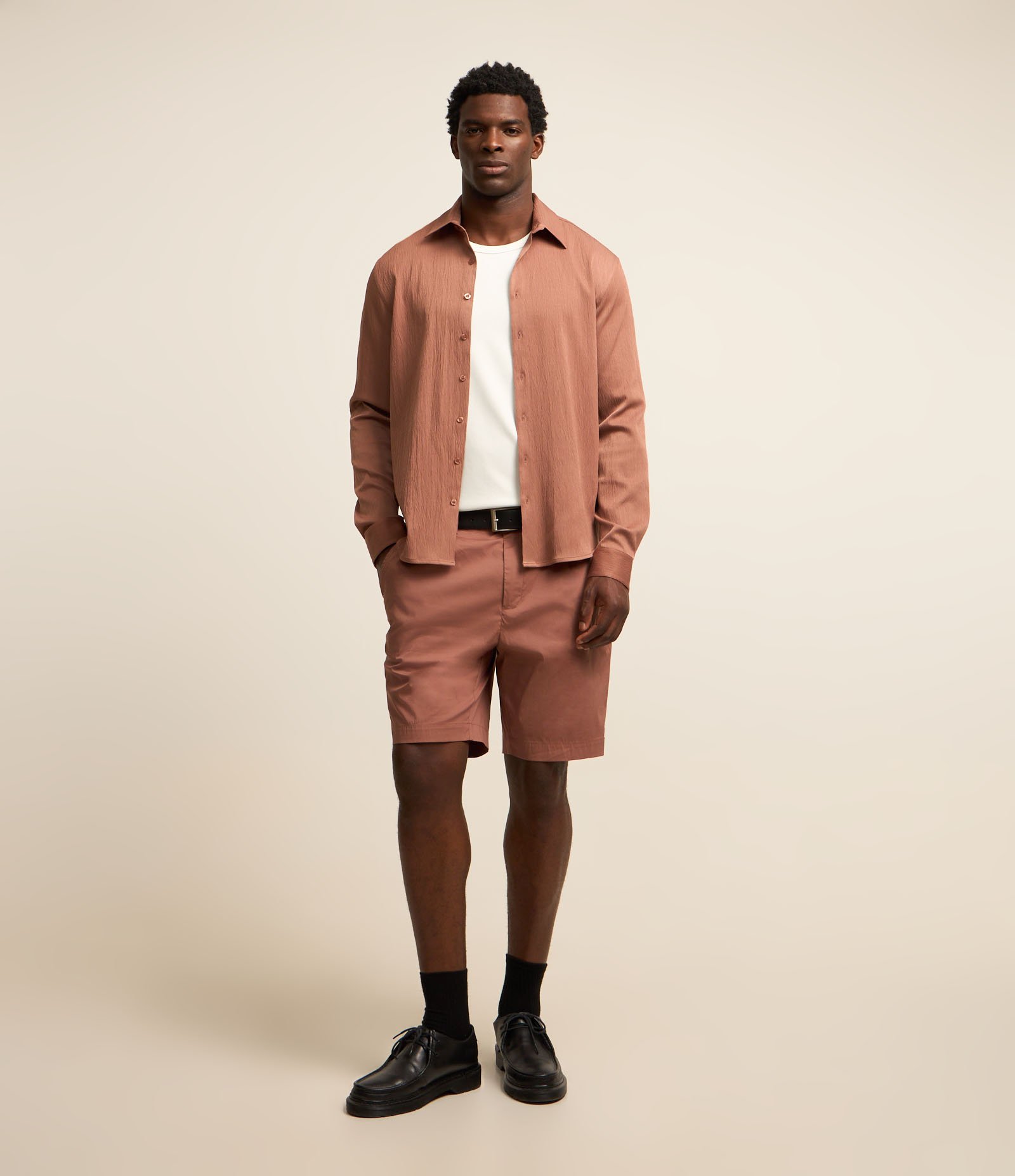 Bermuda Alfaiatada em Algodão com Passantes no Cós e Pregas Marrom 1