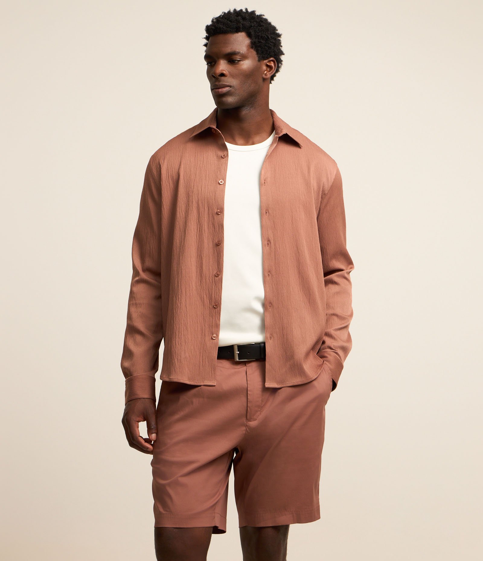 Bermuda Alfaiatada em Algodão com Passantes no Cós e Pregas Marrom 2