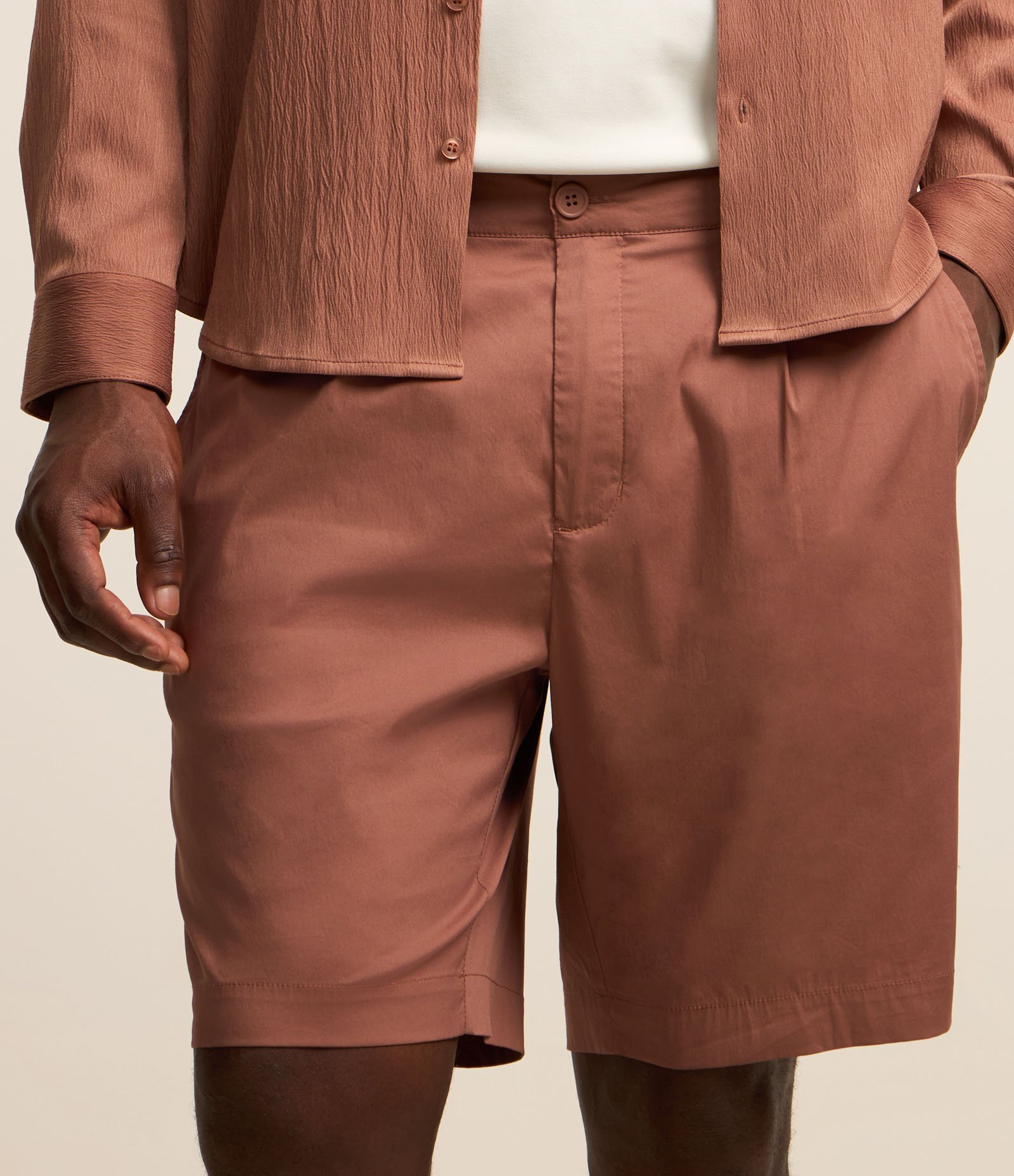 Bermuda Alfaiatada em Algodão com Passantes no Cós e Pregas Marrom 3