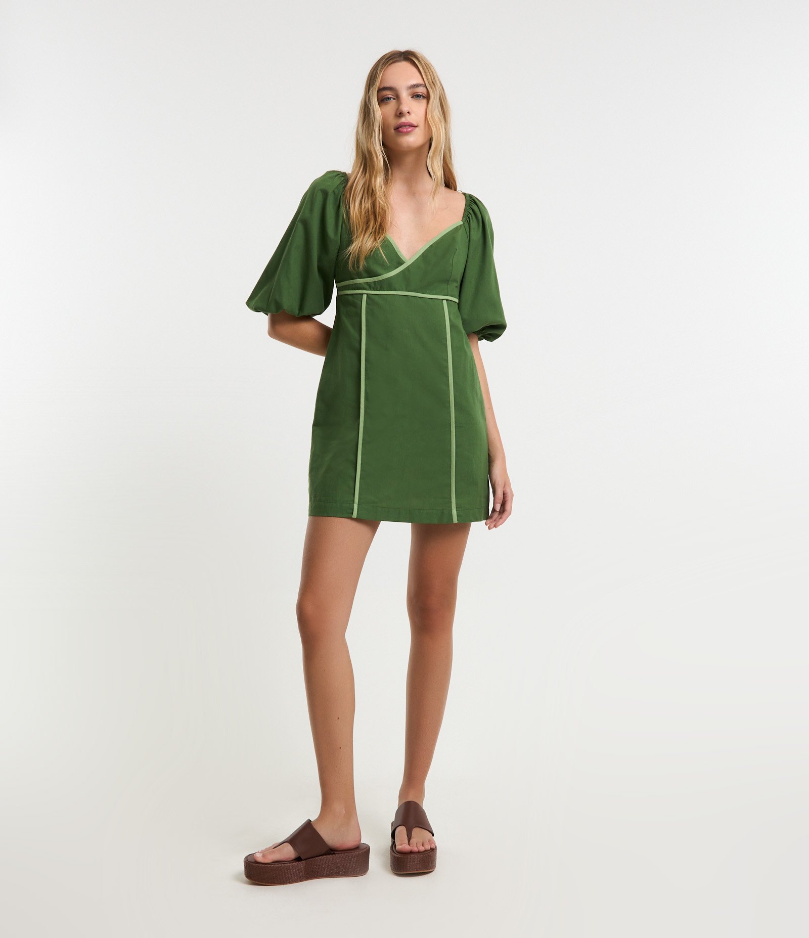 Vestido Curto em Tricoline com Decote Cruzado e Zíper nas Costas Verde 2