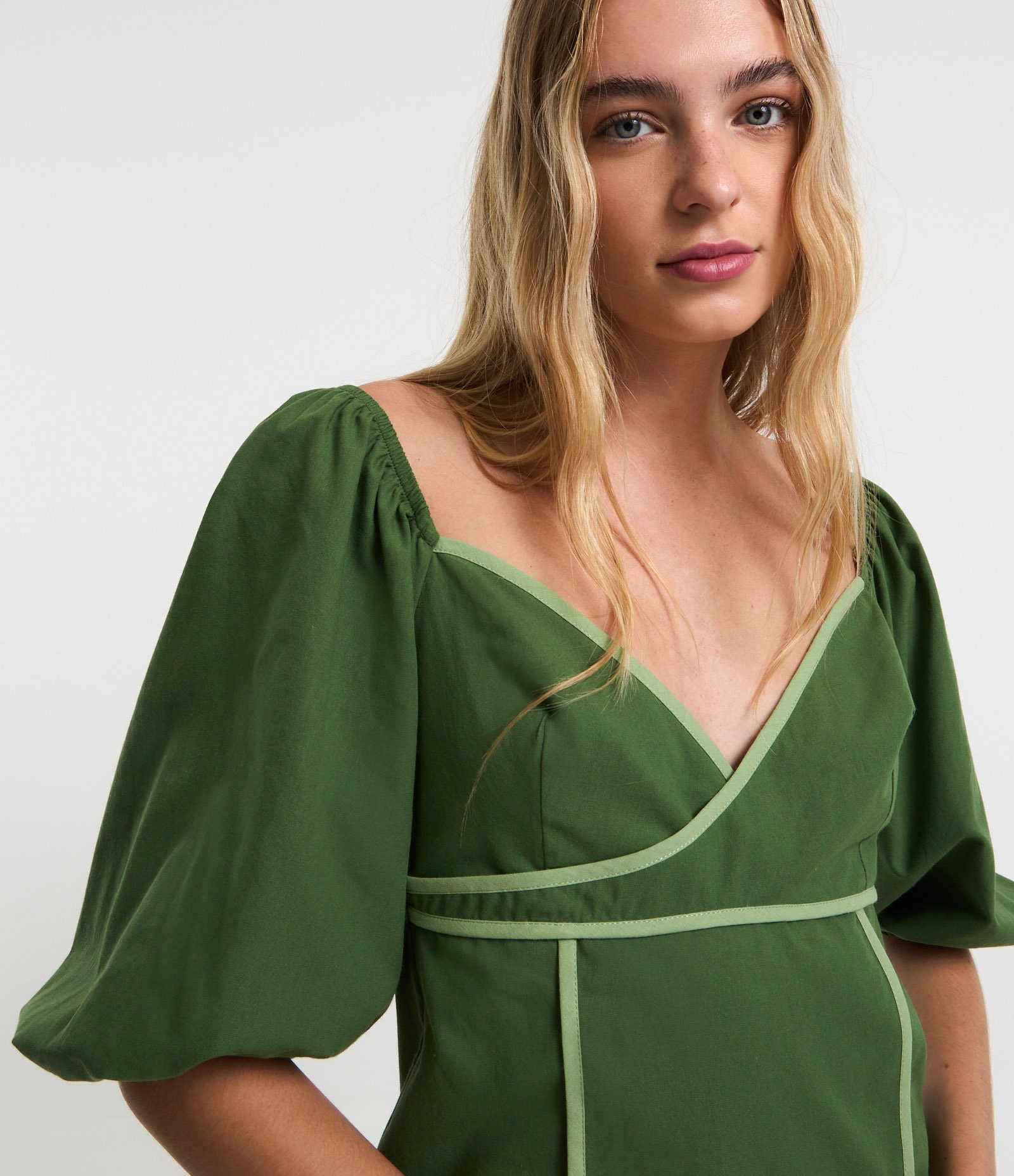 Vestido Curto em Tricoline com Decote Cruzado e Zíper nas Costas Verde 3