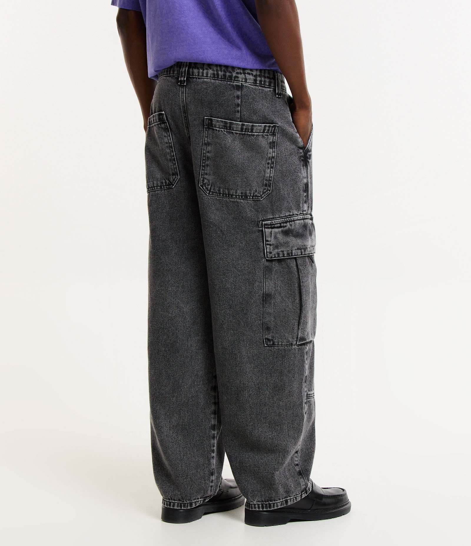 Calça Skater em Jeans com Bolsos Cargo Preto 3