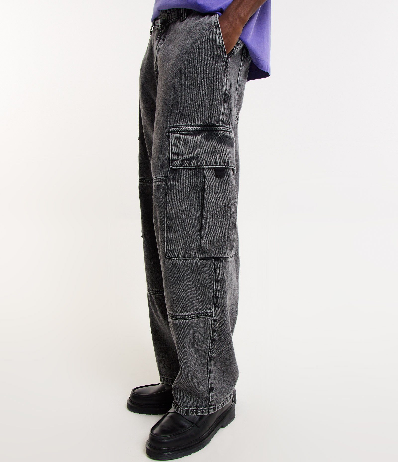 Calça Skater em Jeans com Bolsos Cargo Preto 4