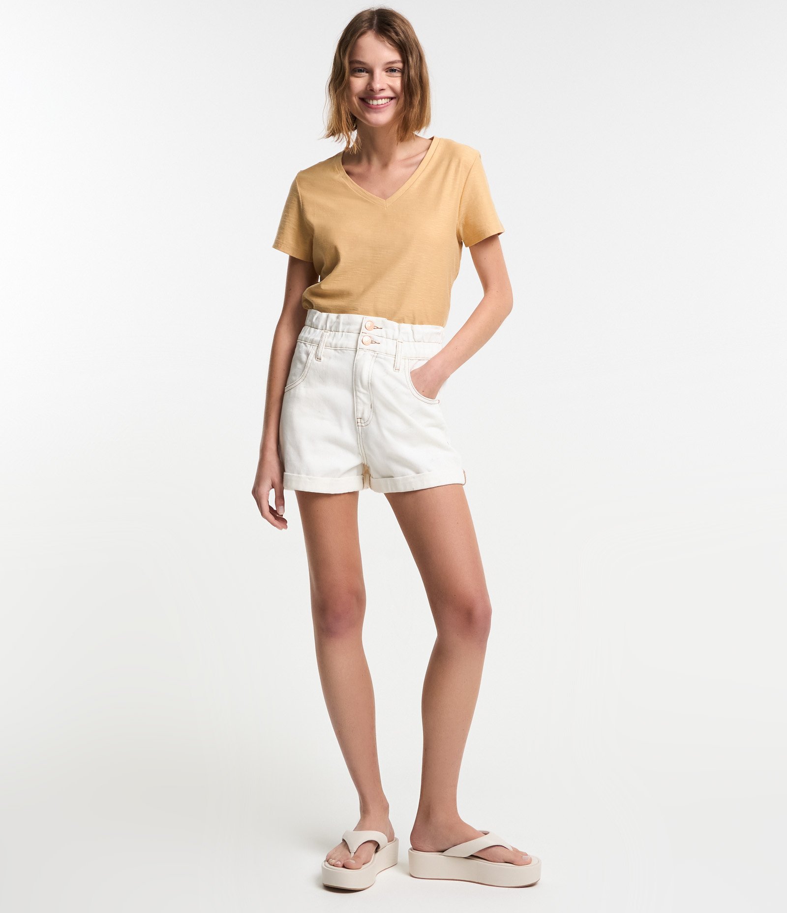 Blusa T-shirt em Algodão Flame com Gola V Amarelo 2