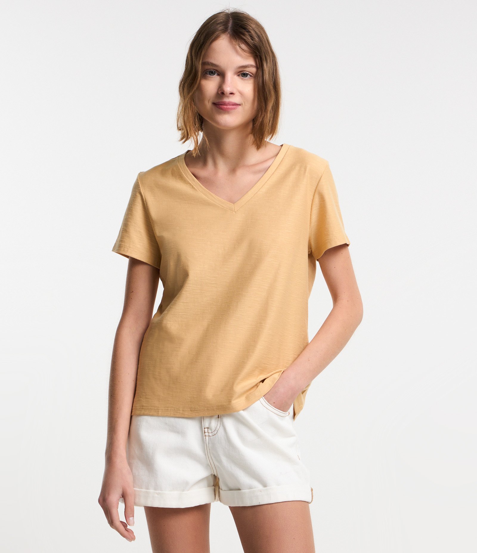 Blusa T-shirt em Algodão Flame com Gola V Amarelo 3