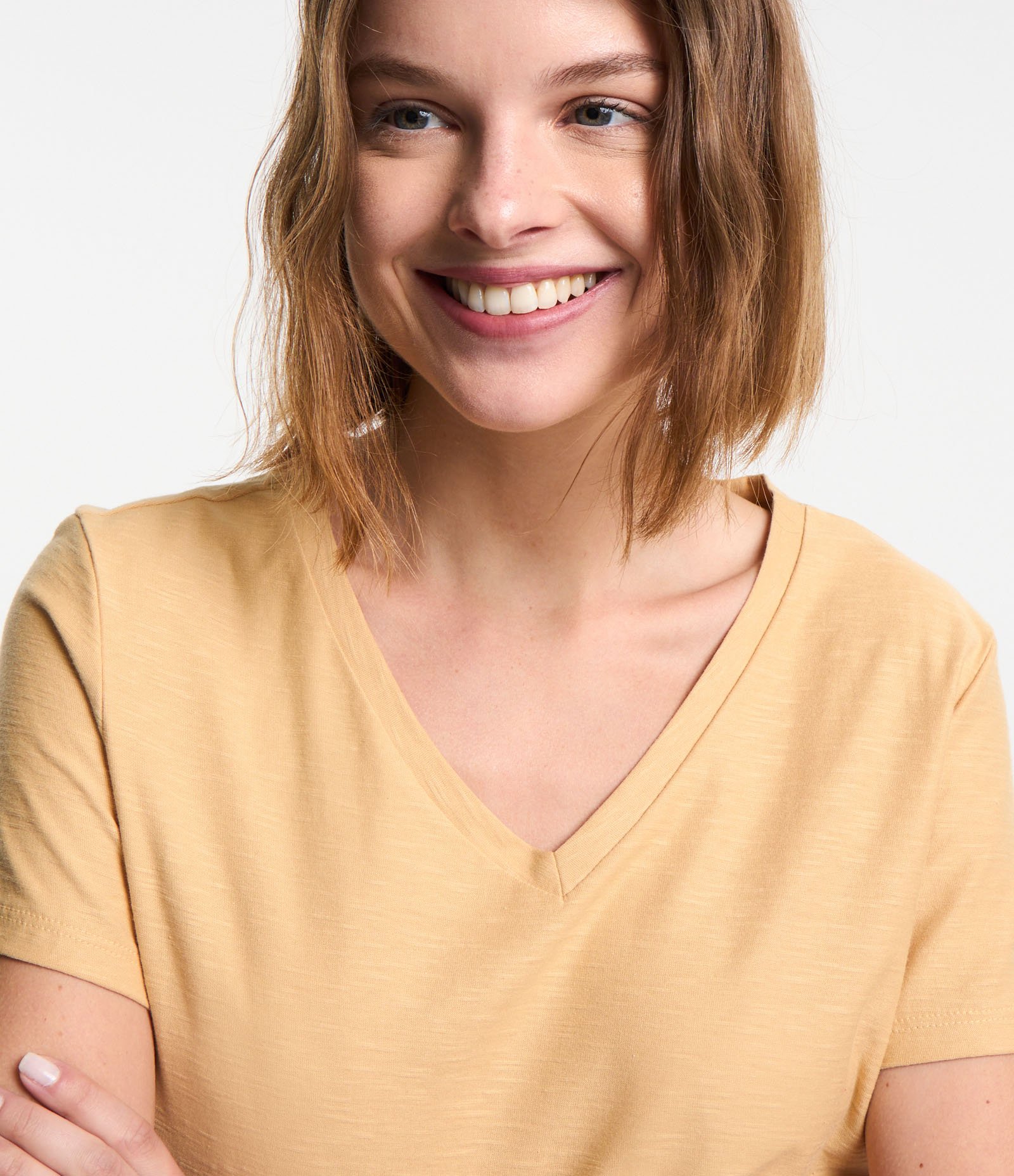 Blusa T-shirt em Algodão Flame com Gola V Amarelo 4