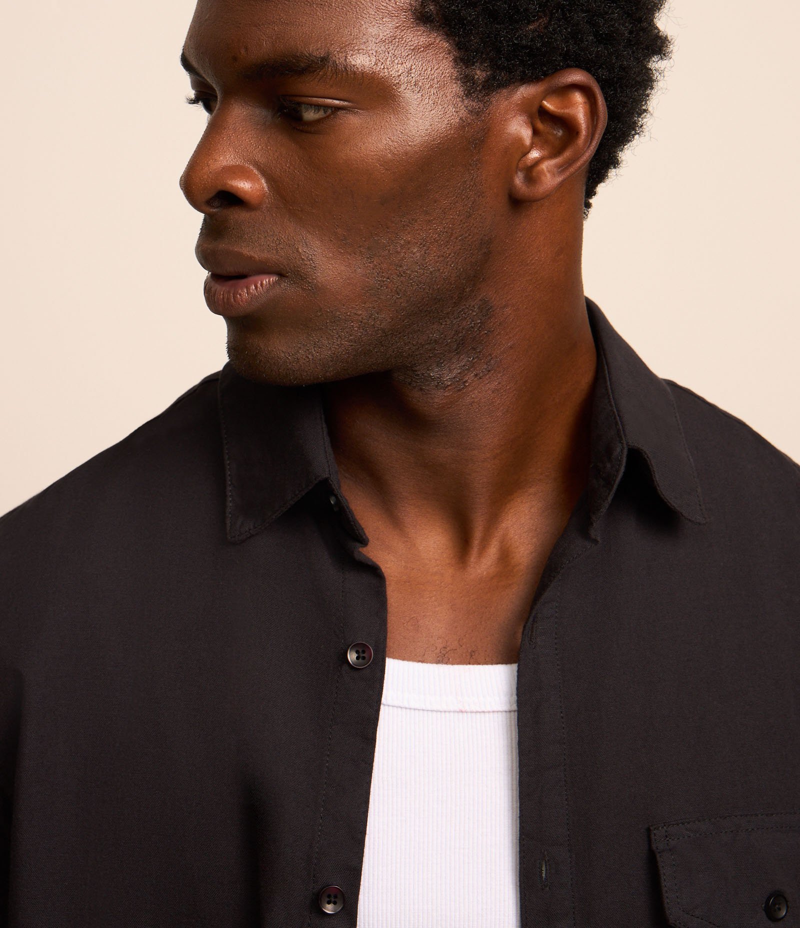 Camisa em Oxford com Bolsos e Dobra na Manga Preto 3