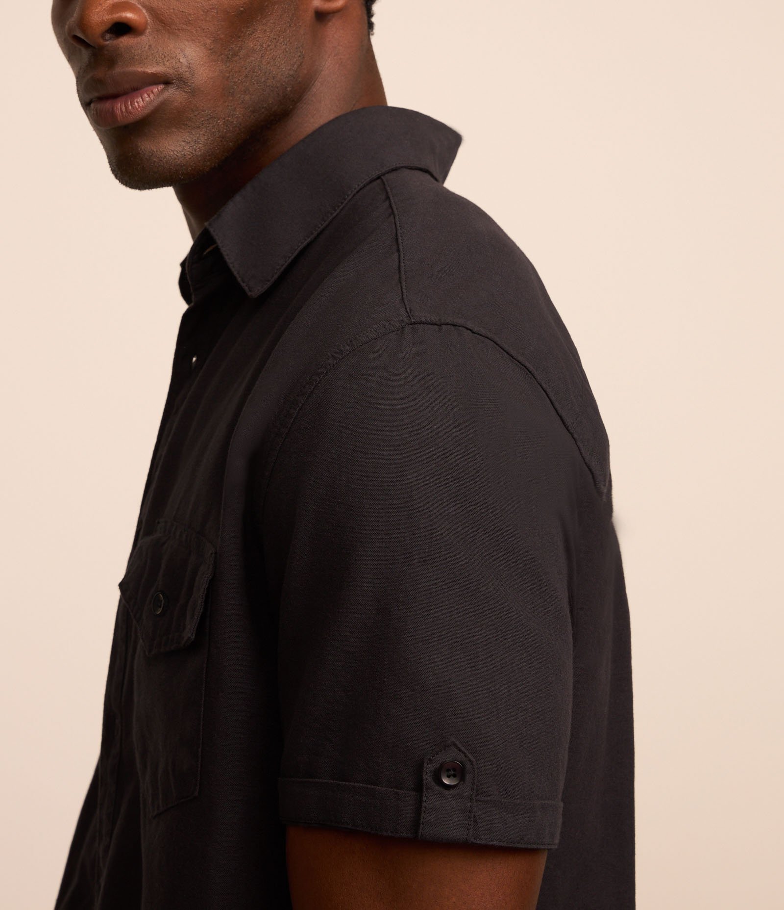 Camisa em Oxford com Bolsos e Dobra na Manga Preto 4