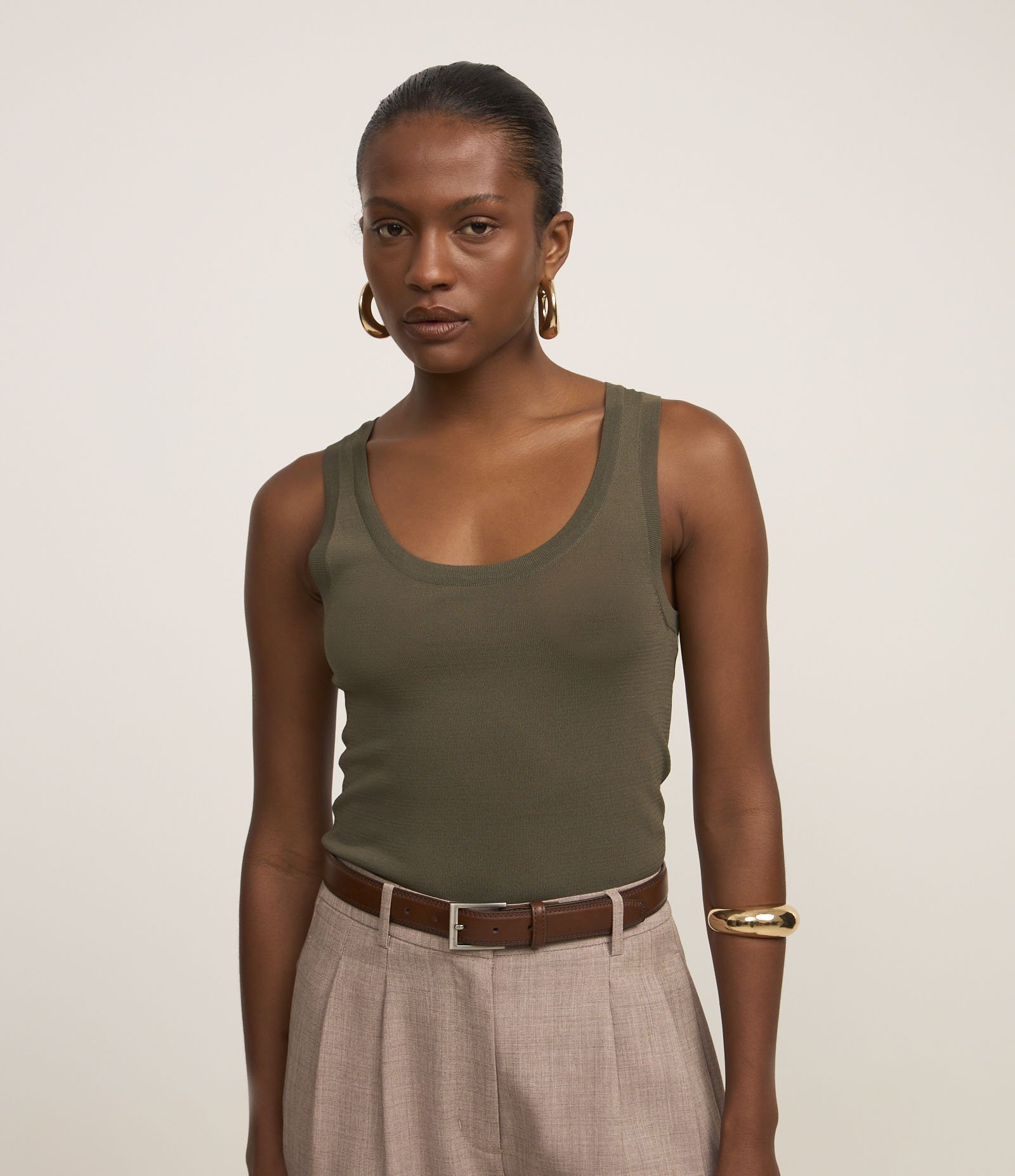 Blusa Sem Manga em Tricô Leve com Gola U Verde Militar 1