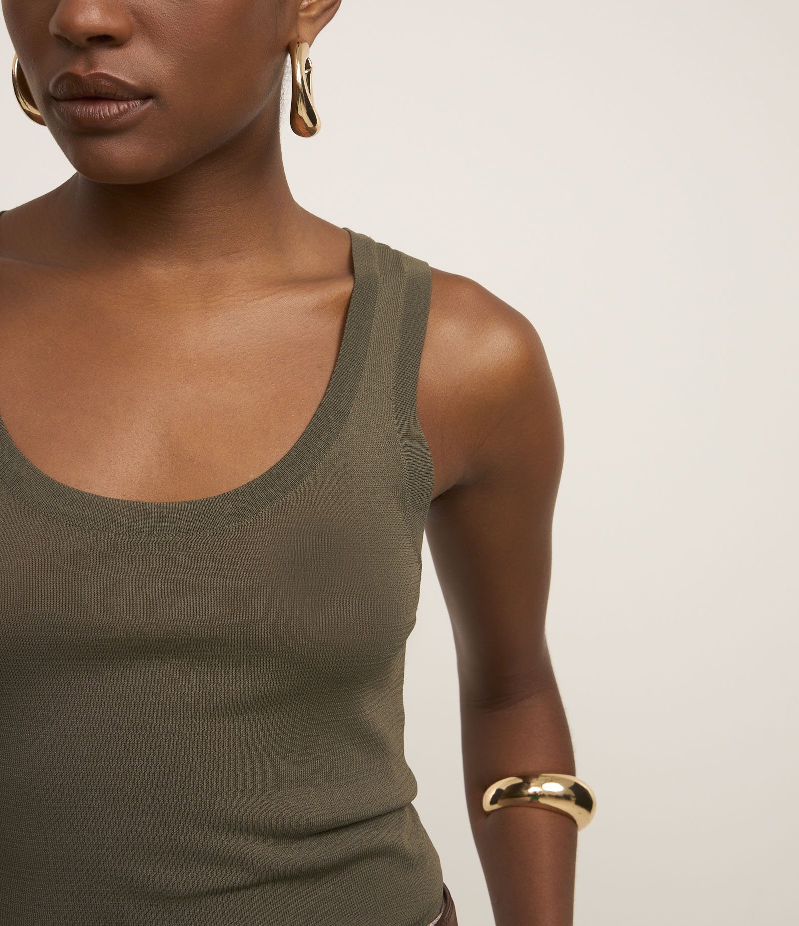 Blusa Sem Manga em Tricô Leve com Gola U Verde Militar 3