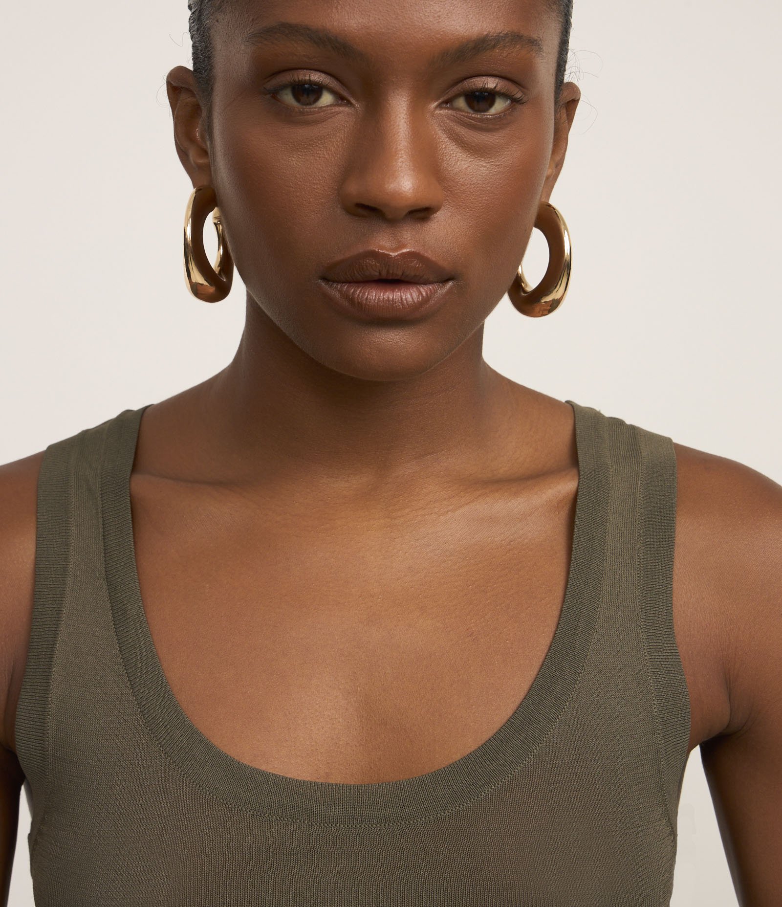 Blusa Sem Manga em Tricô Leve com Gola U Verde Militar 4