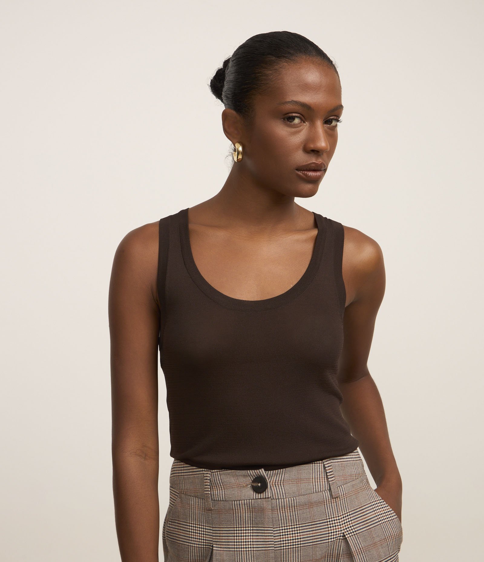 Blusa Sem Manga em Tricô Leve com Gola U Marrom 5