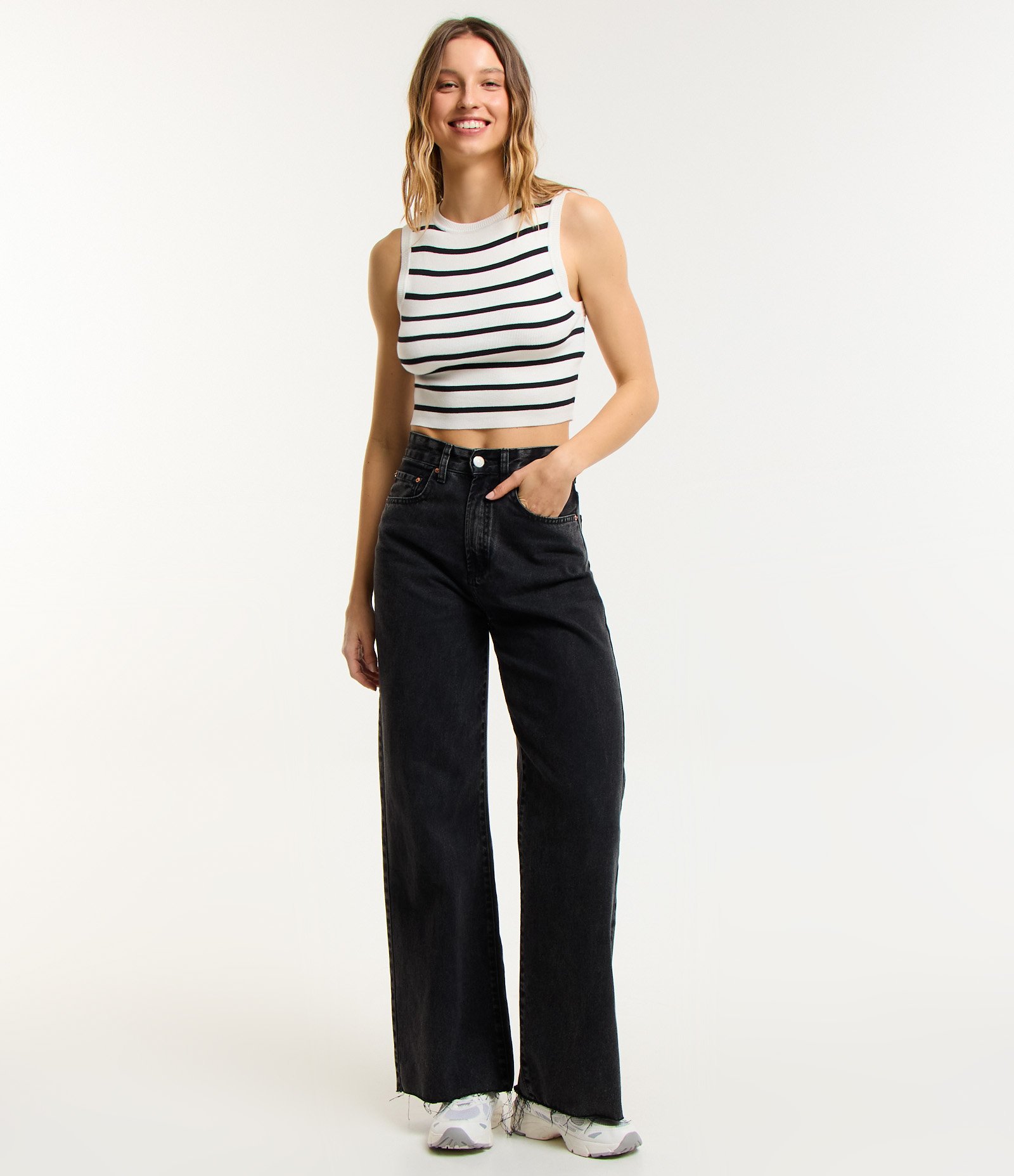 Blusa Cropped Sem Manga em Viscose com Estampa de Listras Preto/Branco 2