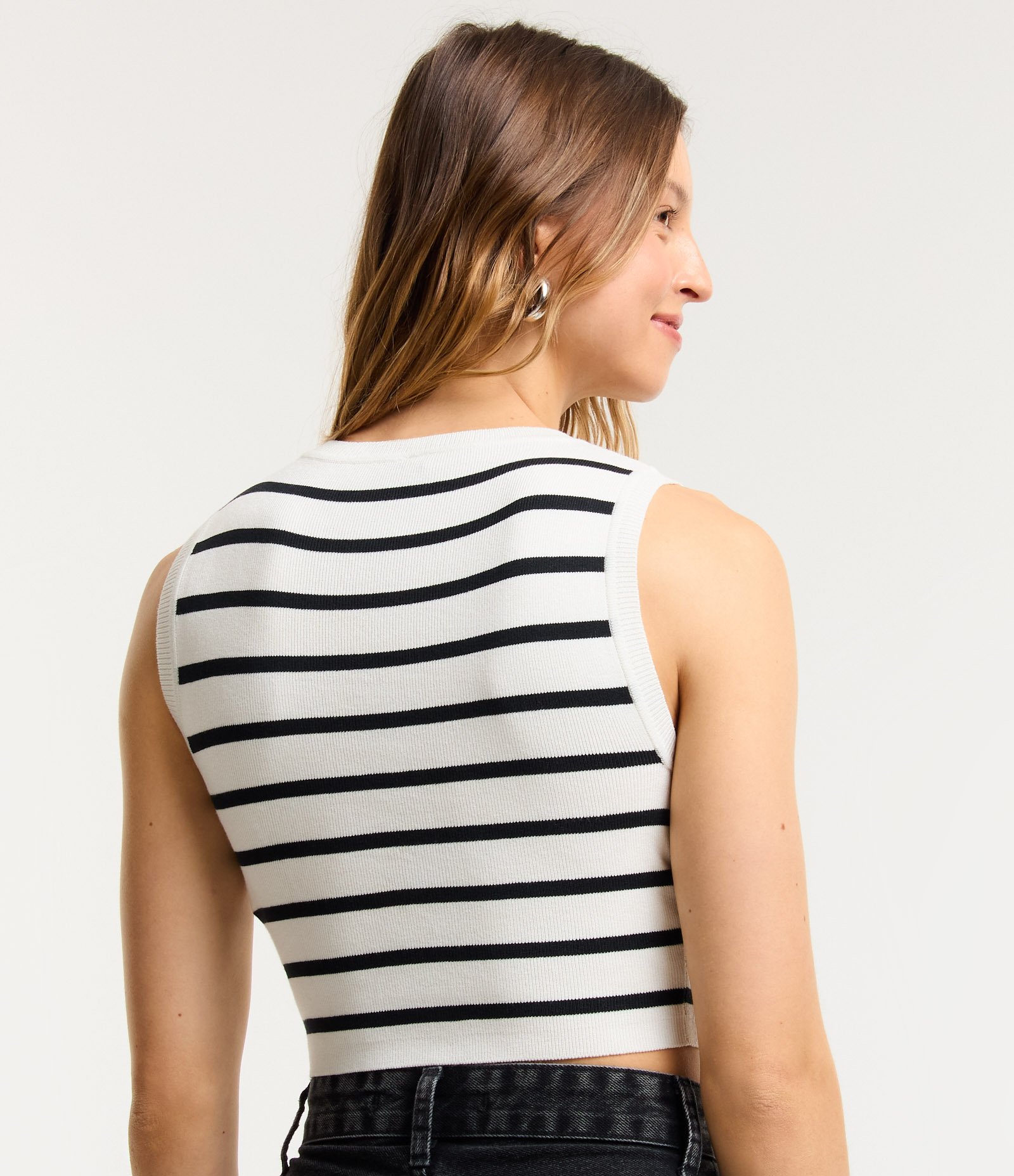 Blusa Cropped Sem Manga em Viscose com Estampa de Listras Preto/Branco 3
