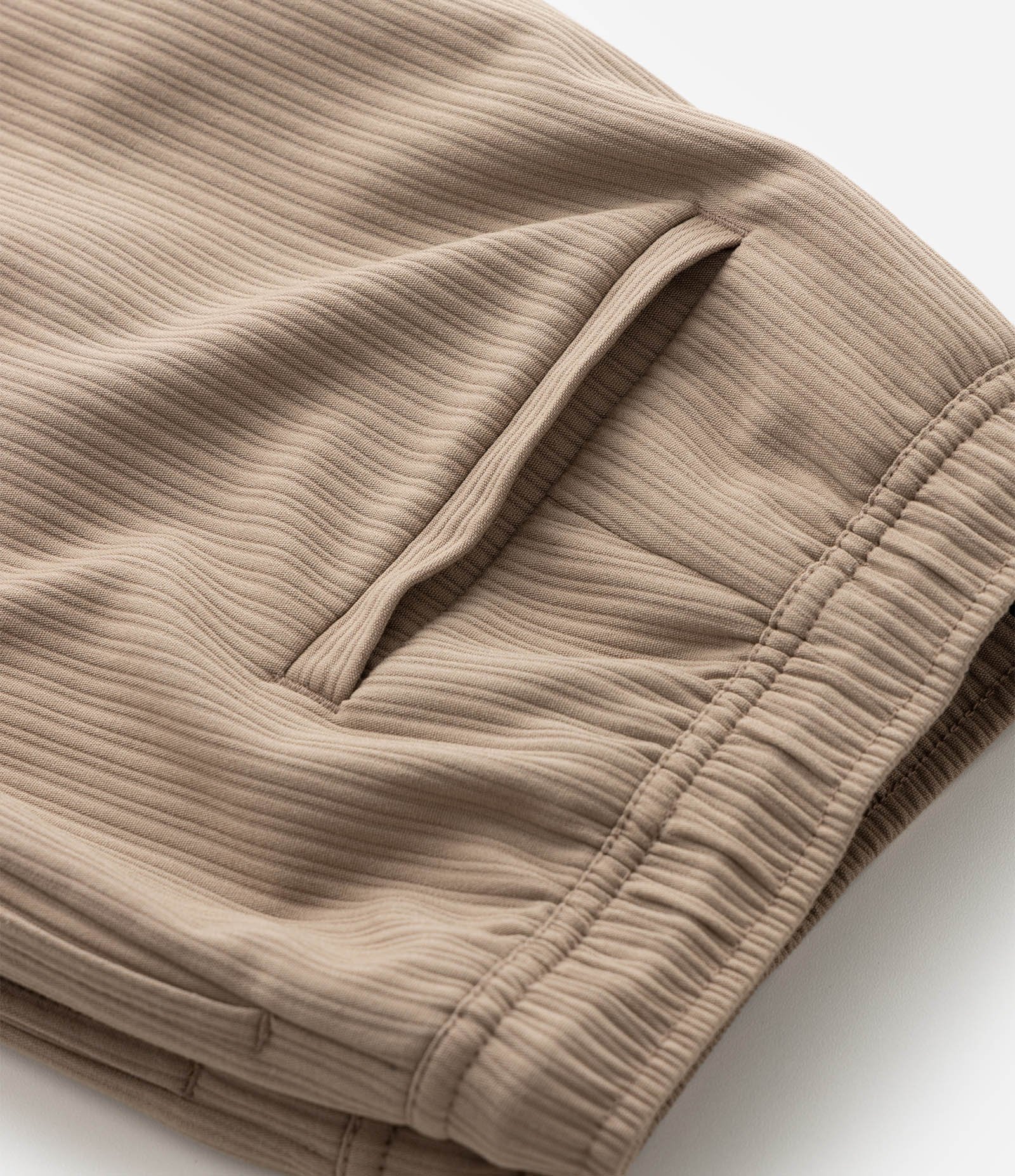 Bermuda com Cós Elástico e Textura Canelada 9