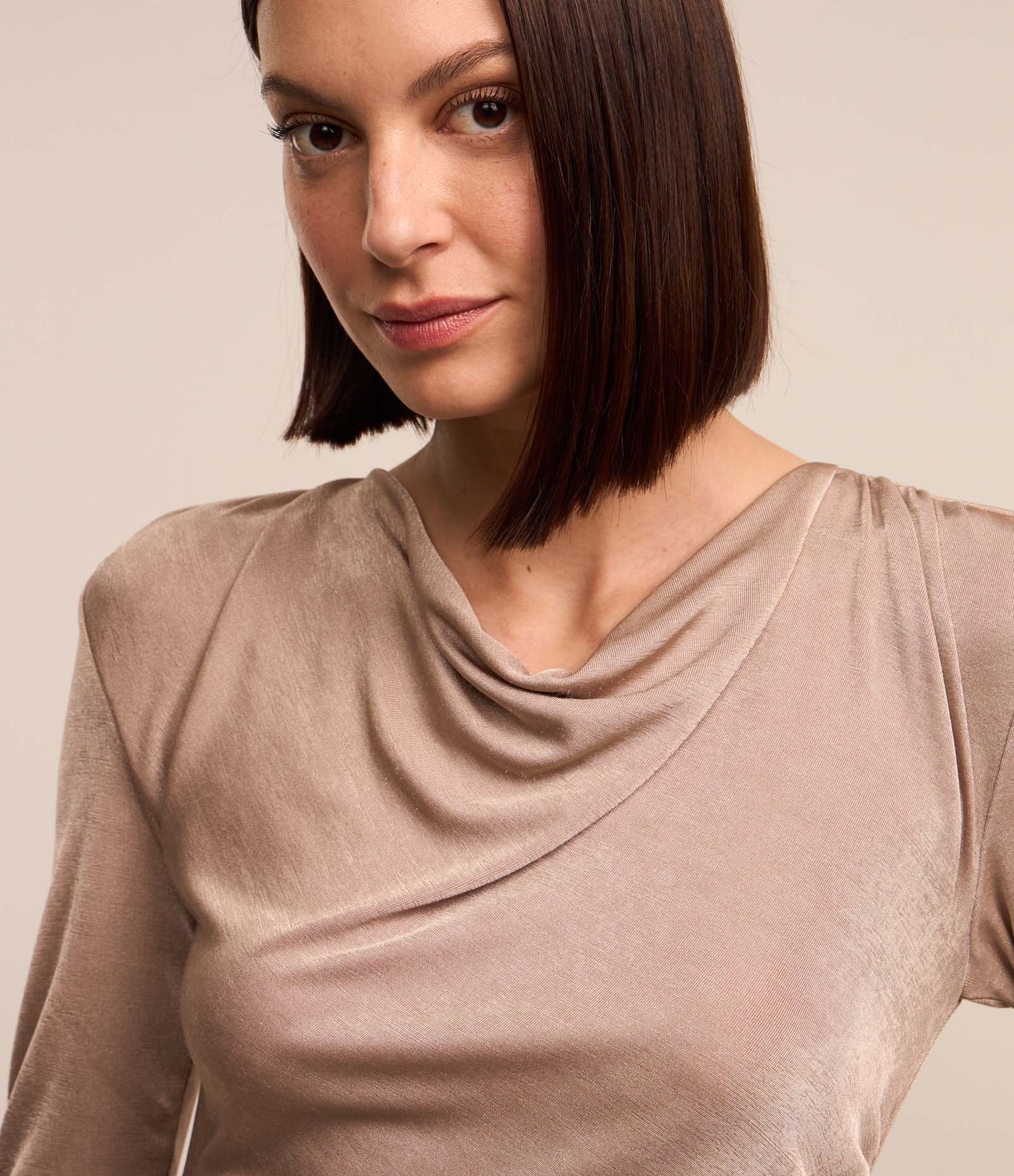 Vestido em Malha Polyvelour com Gola Degagê e Detalhe Drapeado Bege 4