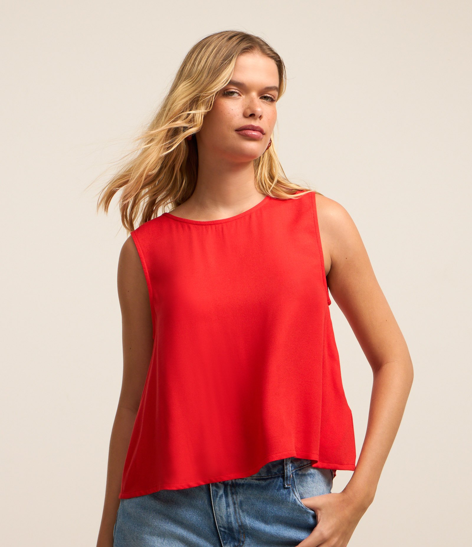 Blusa Regata em Crepe com Decote Redondo Vermelho 1