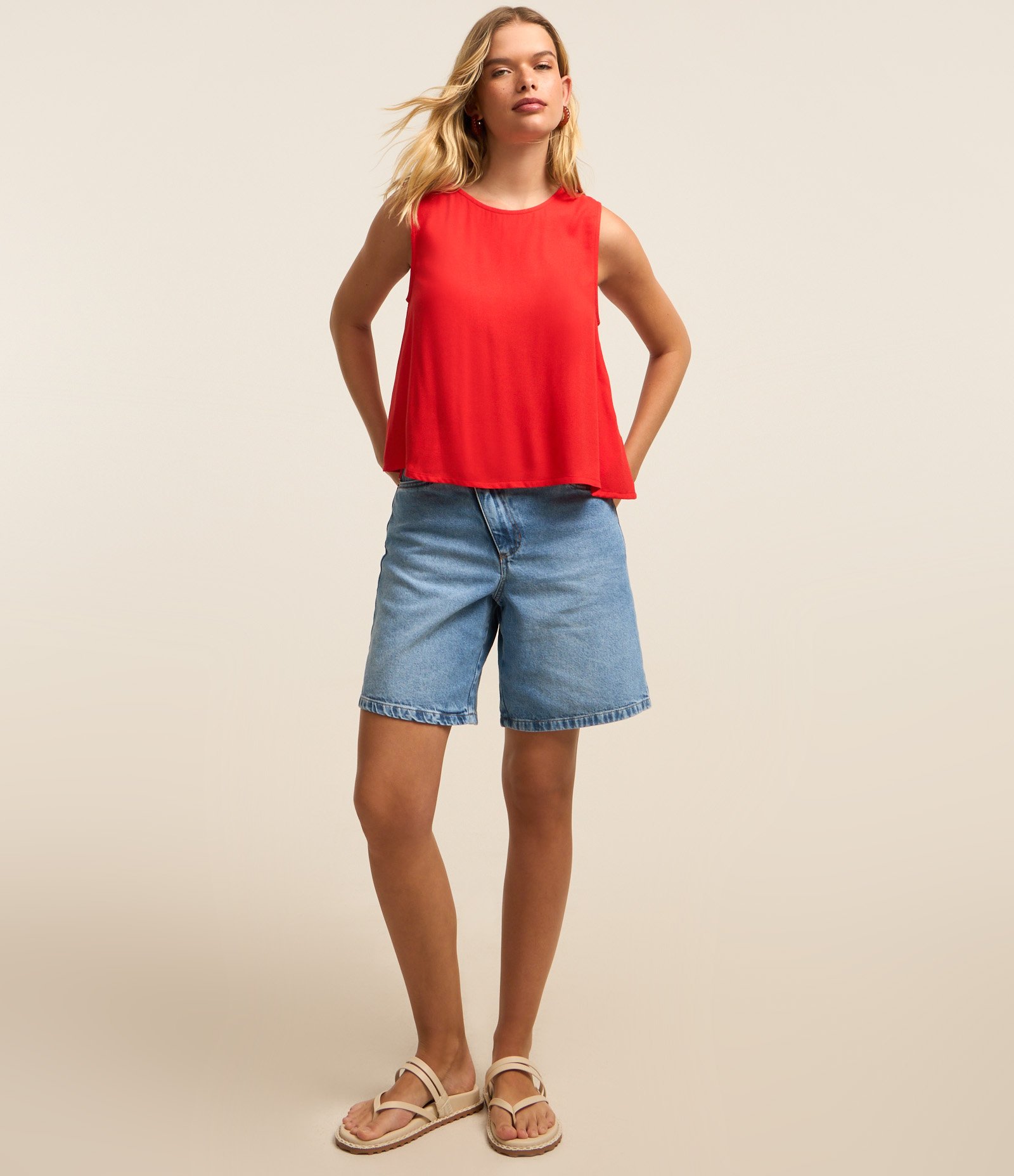 Blusa Regata em Crepe com Decote Redondo Vermelho 2