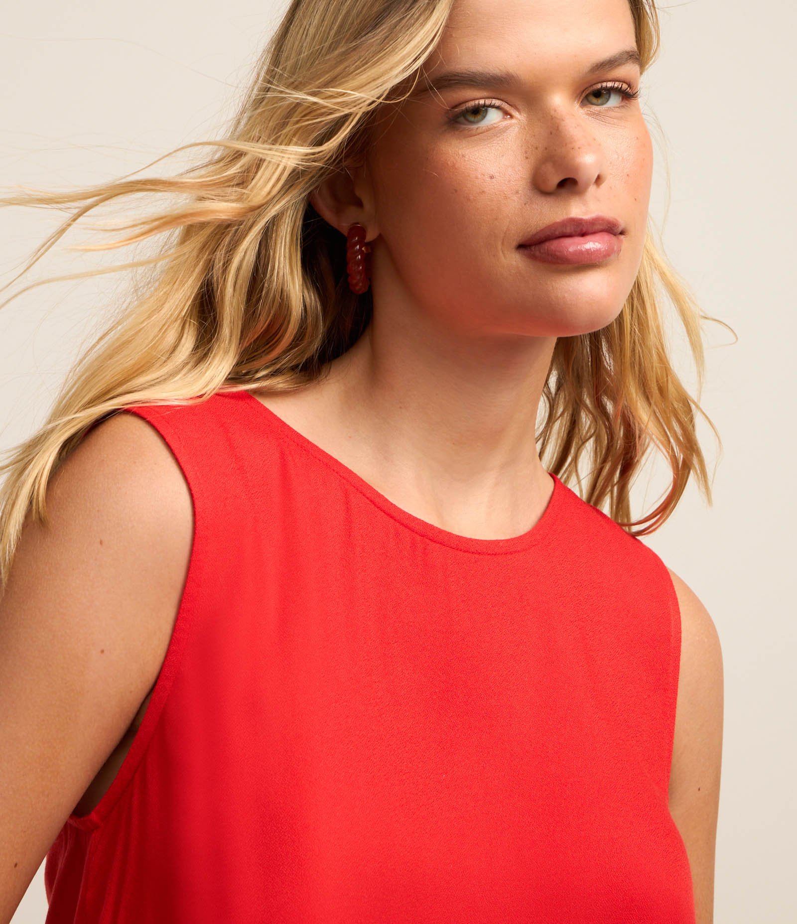 Blusa Regata em Crepe com Decote Redondo Vermelho 3