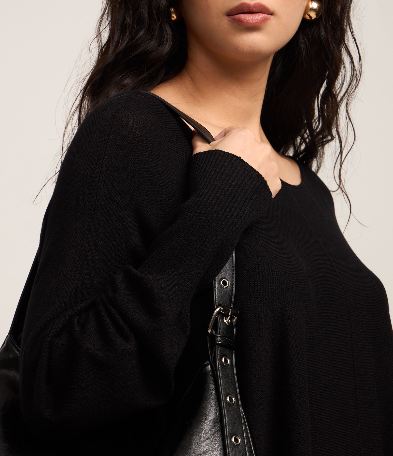 Suéter em Tricô com Decote Canoa e Manga Morcego Preto 3