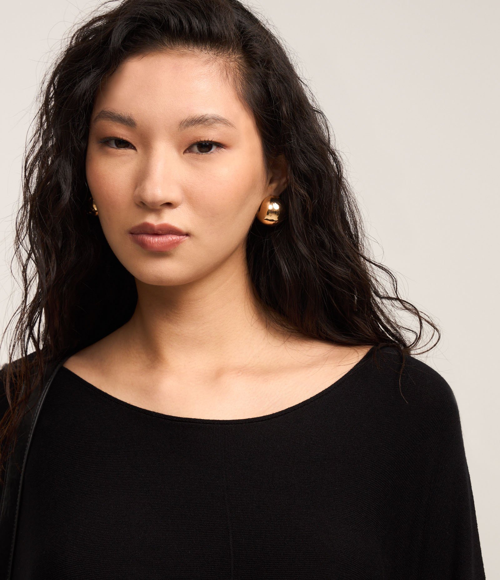 Suéter em Tricô com Decote Canoa e Manga Morcego Preto 4